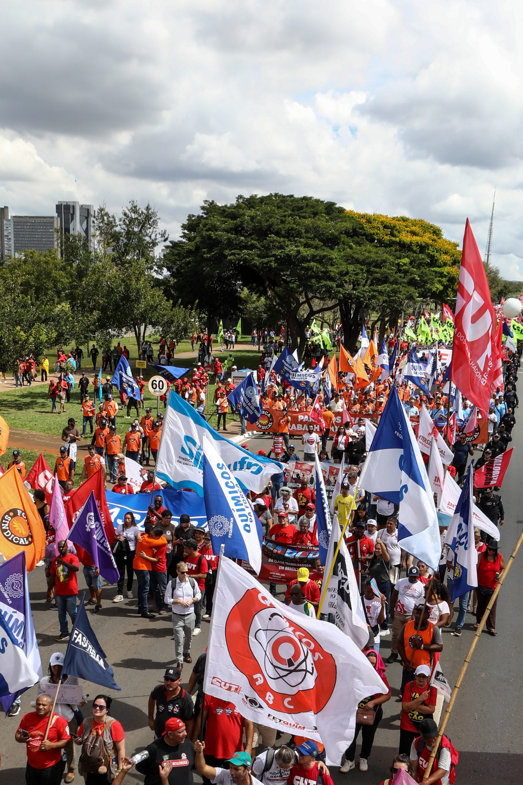 Plenária e Marcha da Classe Trabalhadora em Brasília organizada pelas Centrais Sindicais. Por redução da jornada sem cortar salários, Fim da escala 6x1, Isenção do IR até E$ 5 mil, IR zero na PLR e muito mais! Fotos Dino Santos. Brasil_29_04_2025.
