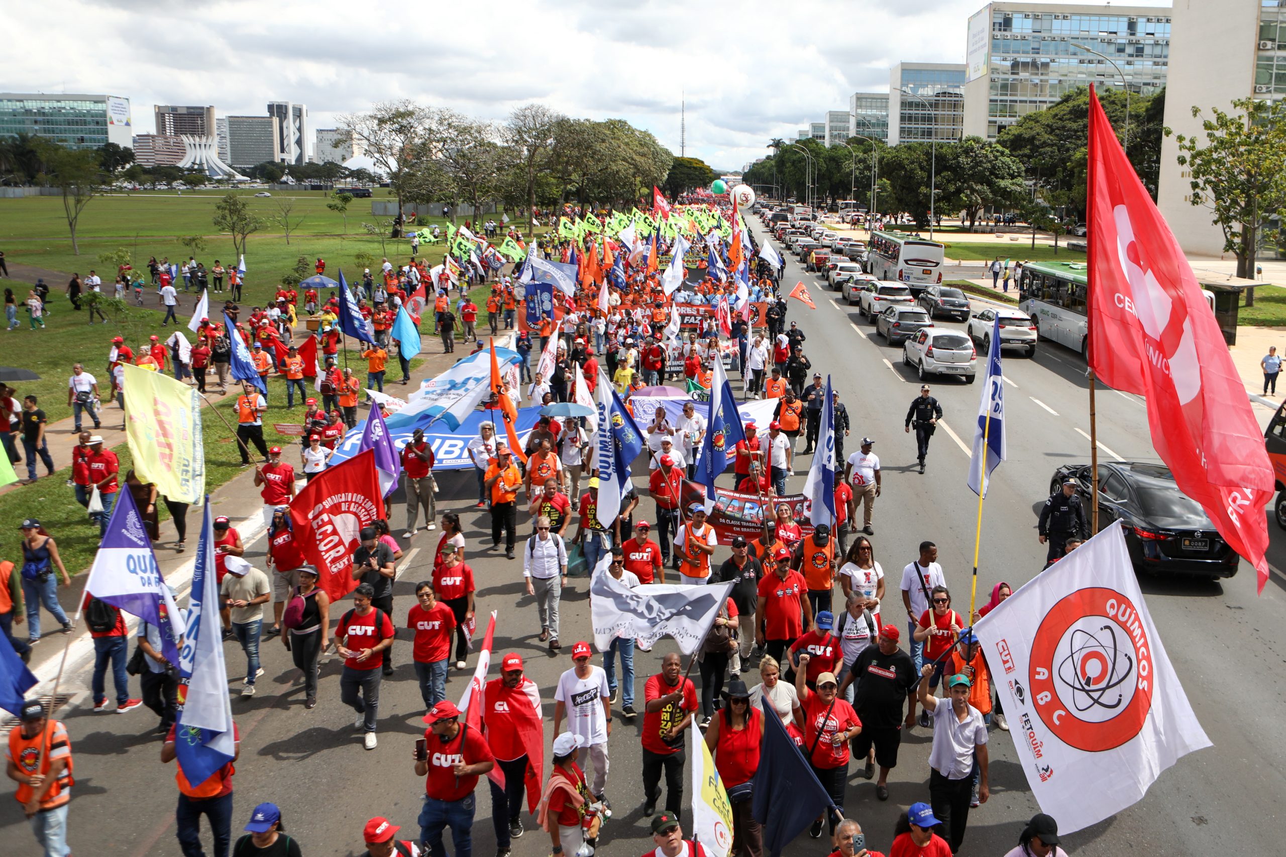 Plenária e Marcha da Classe Trabalhadora em Brasília organizada pelas Centrais Sindicais. Por redução da jornada sem cortar salários, Fim da escala 6x1, Isenção do IR até E$ 5 mil, IR zero na PLR e muito mais! Fotos Dino Santos. Brasil_29_04_2025.