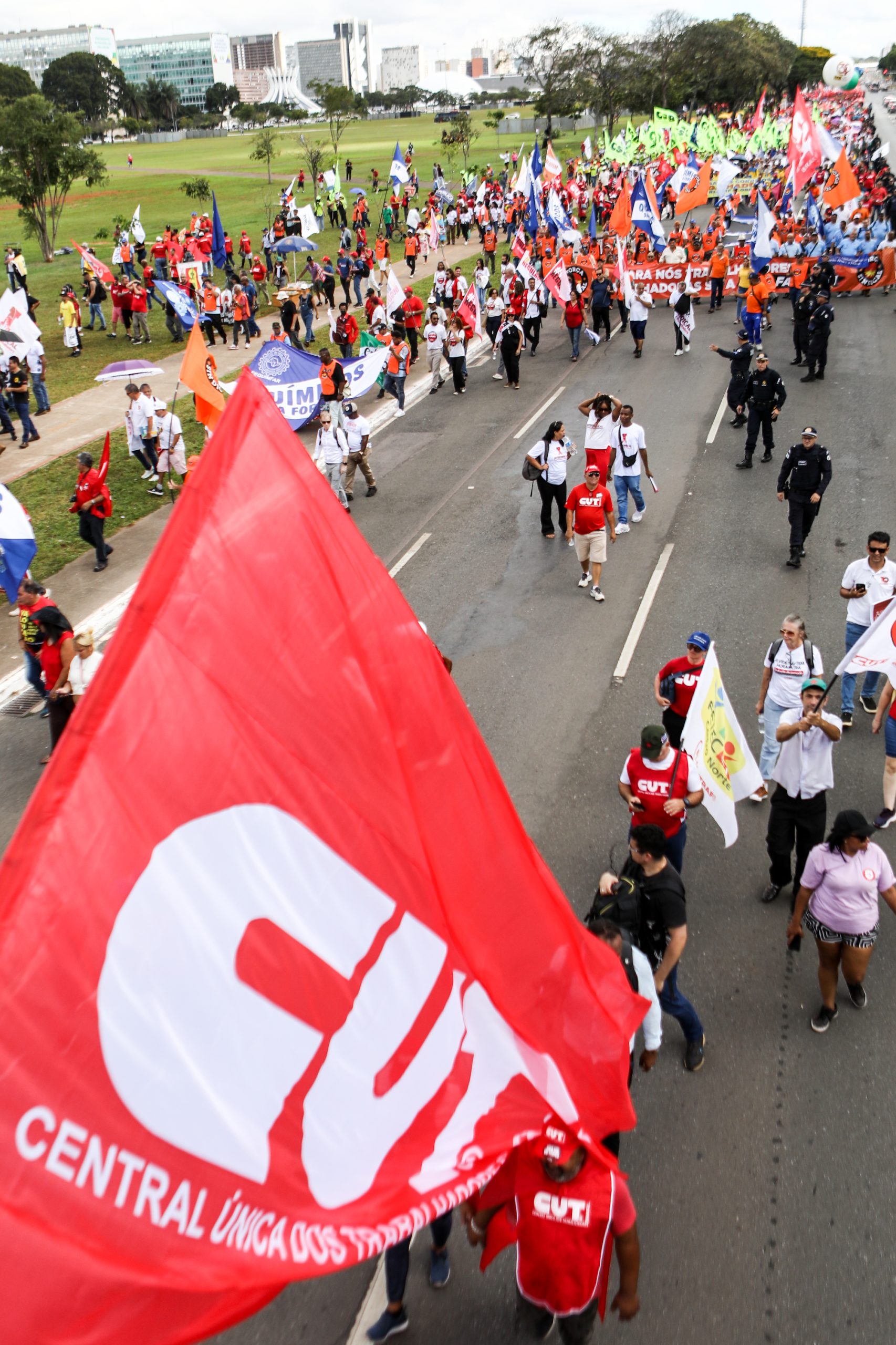 Plenária e Marcha da Classe Trabalhadora em Brasília organizada pelas Centrais Sindicais. Por redução da jornada sem cortar salários, Fim da escala 6x1, Isenção do IR até E$ 5 mil, IR zero na PLR e muito mais! Fotos Dino Santos. Brasil_29_04_2025.