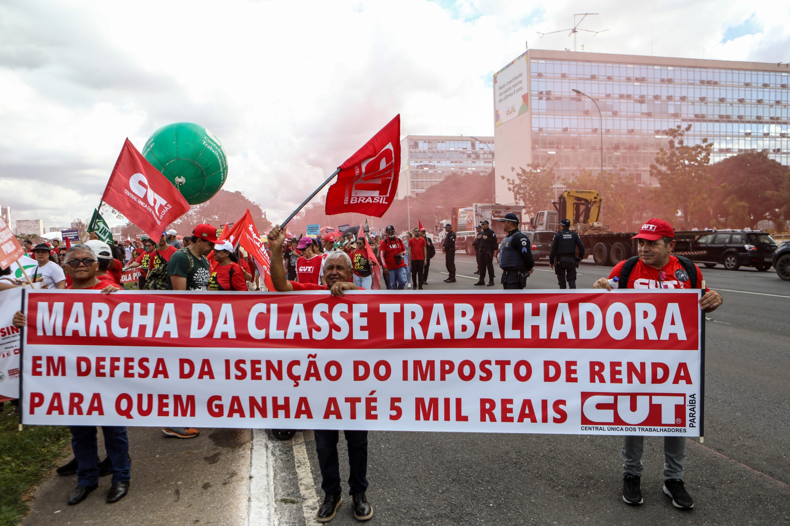 Plenária e Marcha da Classe Trabalhadora em Brasília organizada pelas Centrais Sindicais. Por redução da jornada sem cortar salários, Fim da escala 6x1, Isenção do IR até E$ 5 mil, IR zero na PLR e muito mais! Fotos Dino Santos. Brasil_29_04_2025.