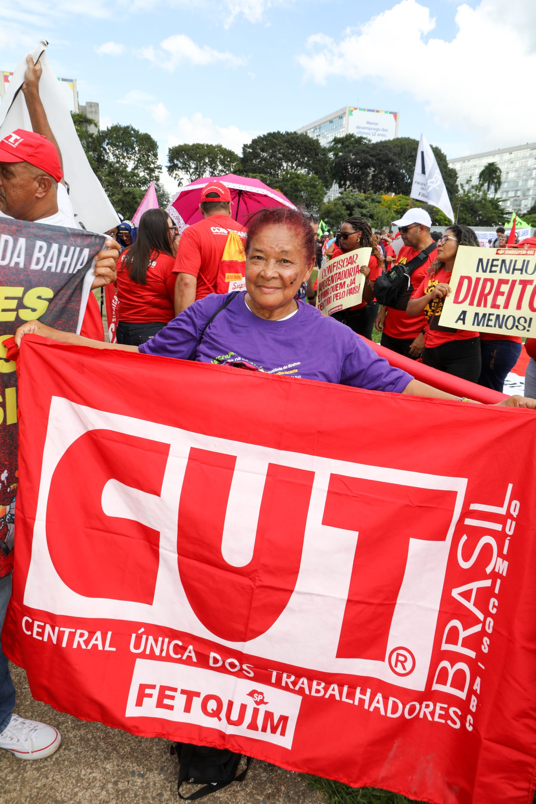 Plenária e Marcha da Classe Trabalhadora em Brasília organizada pelas Centrais Sindicais. Por redução da jornada sem cortar salários, Fim da escala 6x1, Isenção do IR até E$ 5 mil, IR zero na PLR e muito mais! Fotos Dino Santos. Brasil_29_04_2025.