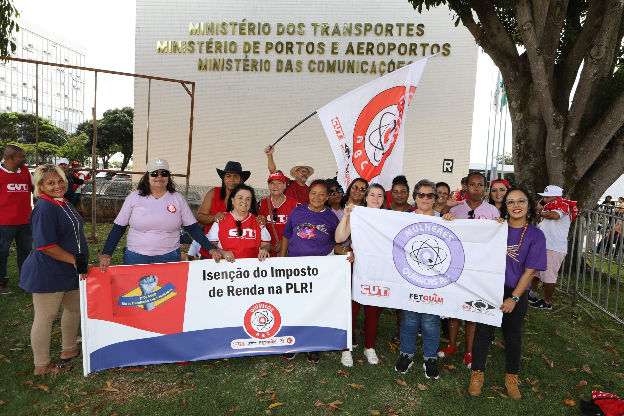 Plenária e Marcha da Classe Trabalhadora em Brasília organizada pelas Centrais Sindicais. Por redução da jornada sem cortar salários, Fim da escala 6x1, Isenção do IR até E$ 5 mil, IR zero na PLR e muito mais! Fotos Dino Santos. Brasil_29_04_2025.