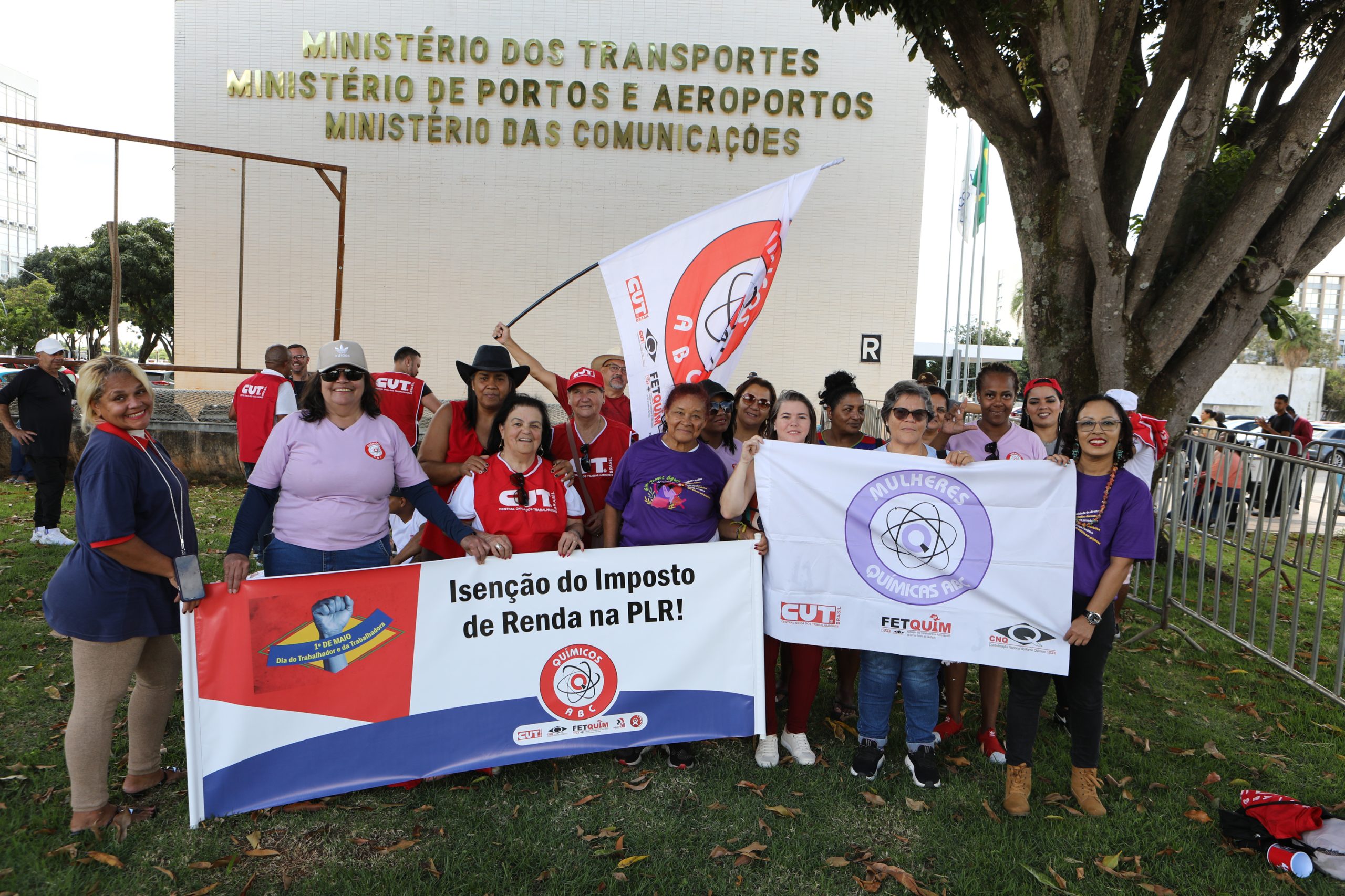 Plenária e Marcha da Classe Trabalhadora em Brasília organizada pelas Centrais Sindicais. Por redução da jornada sem cortar salários, Fim da escala 6x1, Isenção do IR até E$ 5 mil, IR zero na PLR e muito mais! Fotos Dino Santos. Brasil_29_04_2025.