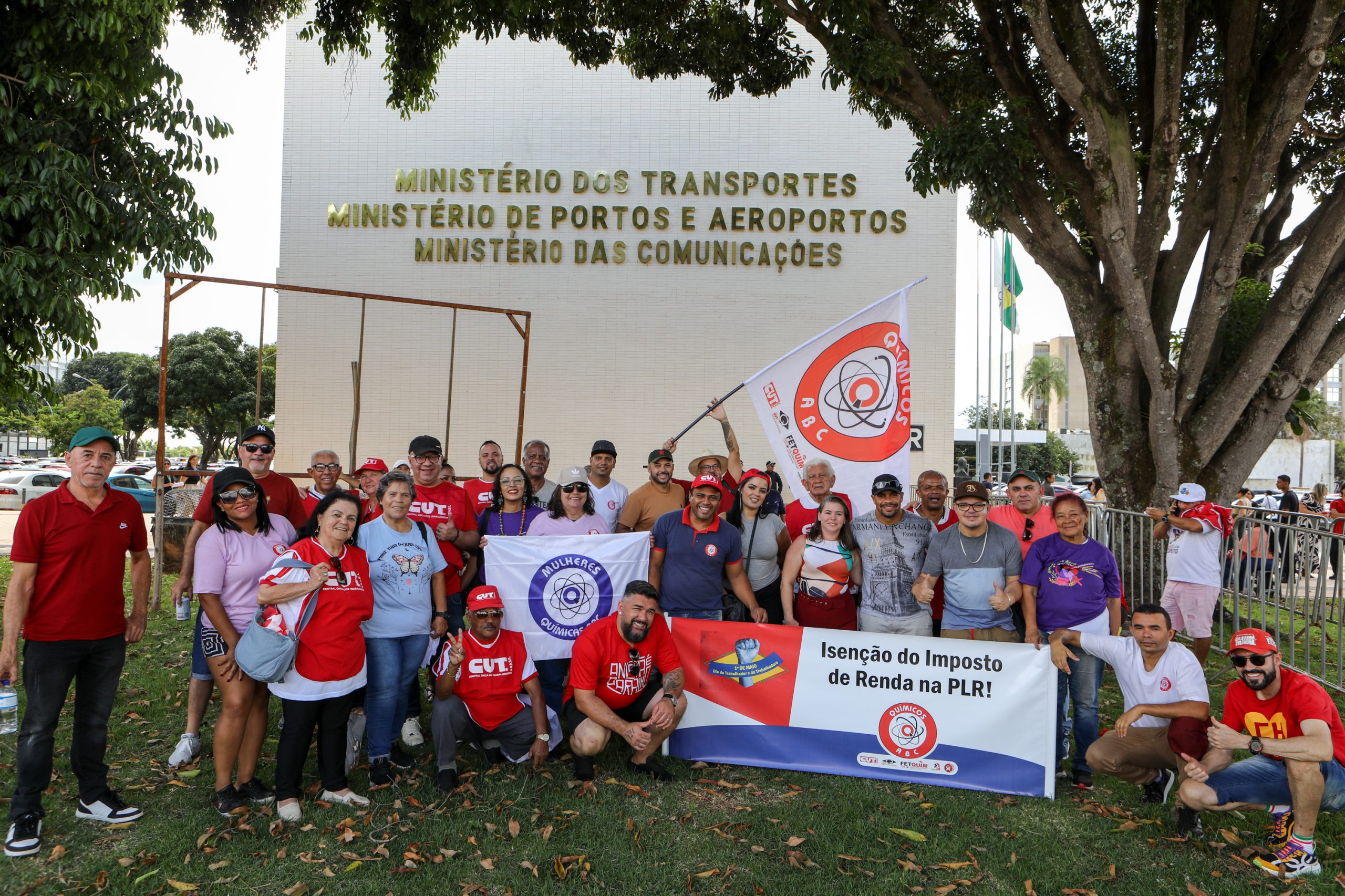 Plenária e Marcha da Classe Trabalhadora em Brasília organizada pelas Centrais Sindicais. Por redução da jornada sem cortar salários, Fim da escala 6x1, Isenção do IR até E$ 5 mil, IR zero na PLR e muito mais! Fotos Dino Santos. Brasil_29_04_2025.