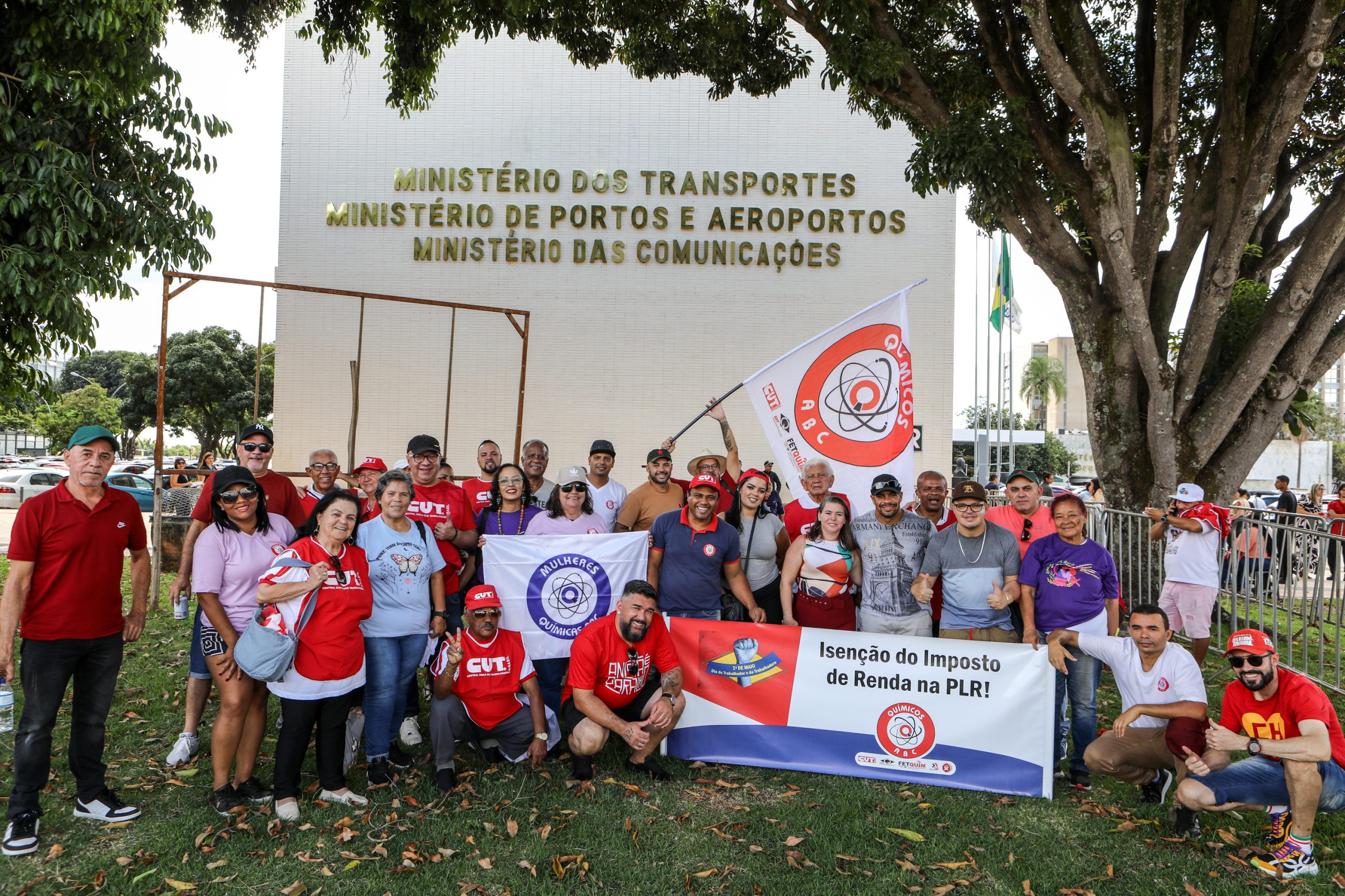 Plenária e Marcha da Classe Trabalhadora em Brasília organizada pelas Centrais Sindicais. Por redução da jornada sem cortar salários, Fim da escala 6x1, Isenção do IR até E$ 5 mil, IR zero na PLR e muito mais! Fotos Dino Santos. Brasil_29_04_2025.