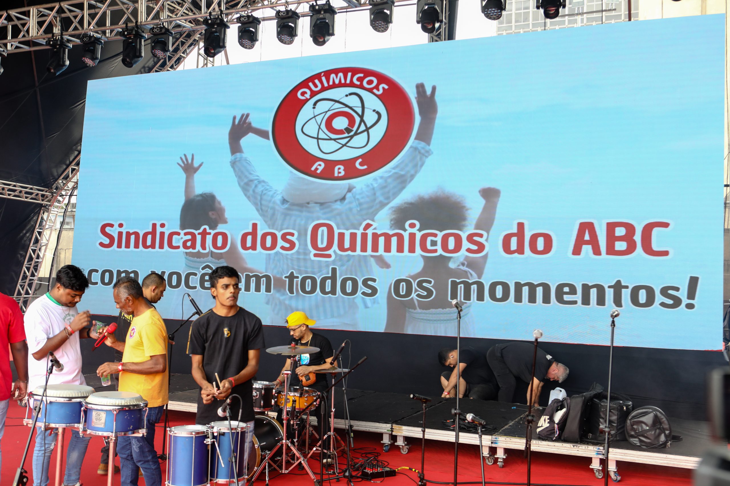 1º de Maio no ABC com slogan redução de jornada sem redução salarial, o fim da escala 6 X 1 e a isenção do imposto de renda para quem ganha R$ 5 mil e 100 anos de lutas e conquistas realizado no Paço Municipal de São Bernardo do Campo/SP. Fotos Dino Santos. Brasil_01_05_2025.