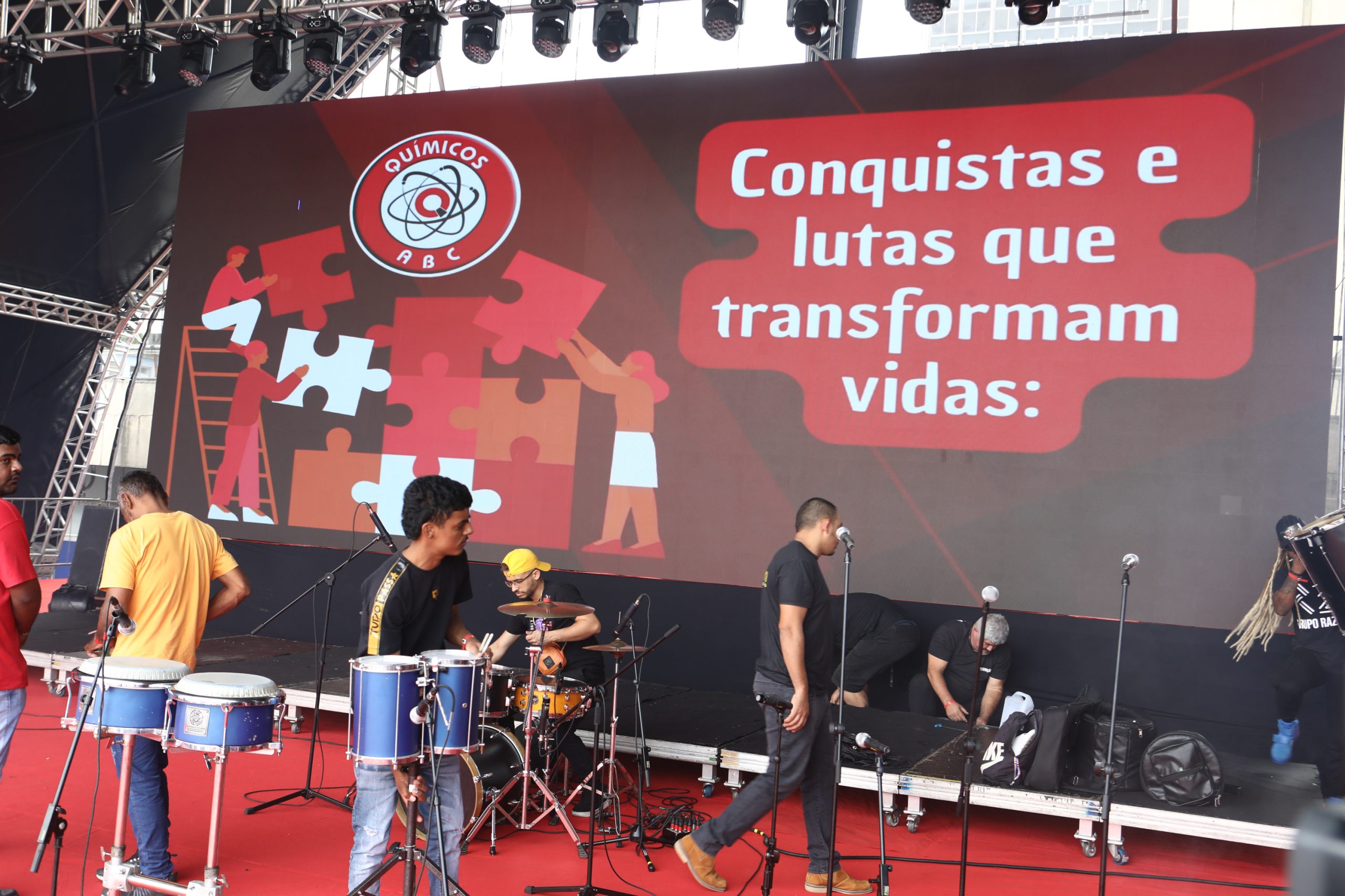 1º de Maio no ABC com slogan redução de jornada sem redução salarial, o fim da escala 6 X 1 e a isenção do imposto de renda para quem ganha R$ 5 mil e 100 anos de lutas e conquistas realizado no Paço Municipal de São Bernardo do Campo/SP. Fotos Dino Santos. Brasil_01_05_2025.