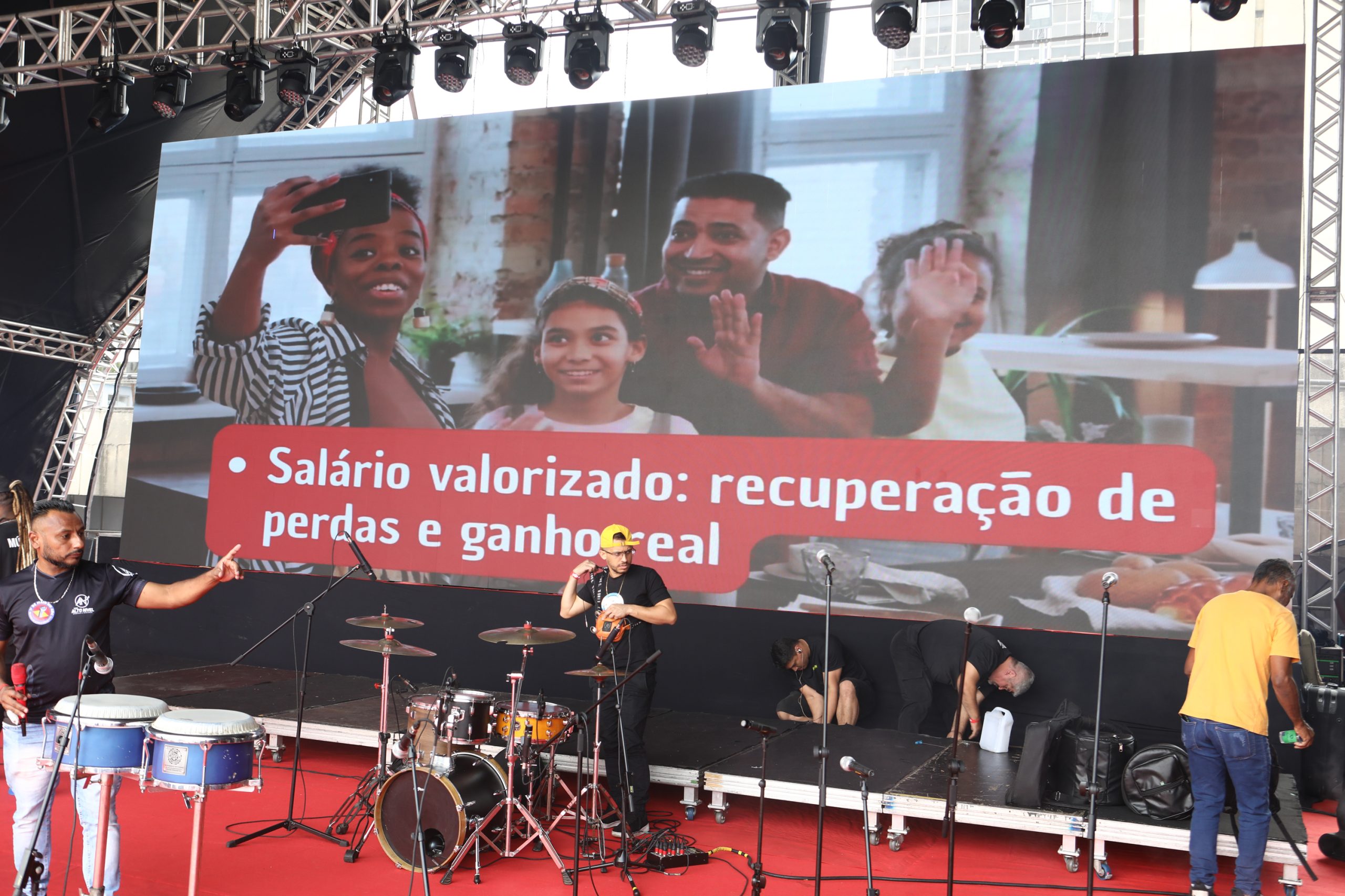 1º de Maio no ABC com slogan redução de jornada sem redução salarial, o fim da escala 6 X 1 e a isenção do imposto de renda para quem ganha R$ 5 mil e 100 anos de lutas e conquistas realizado no Paço Municipal de São Bernardo do Campo/SP. Fotos Dino Santos. Brasil_01_05_2025.