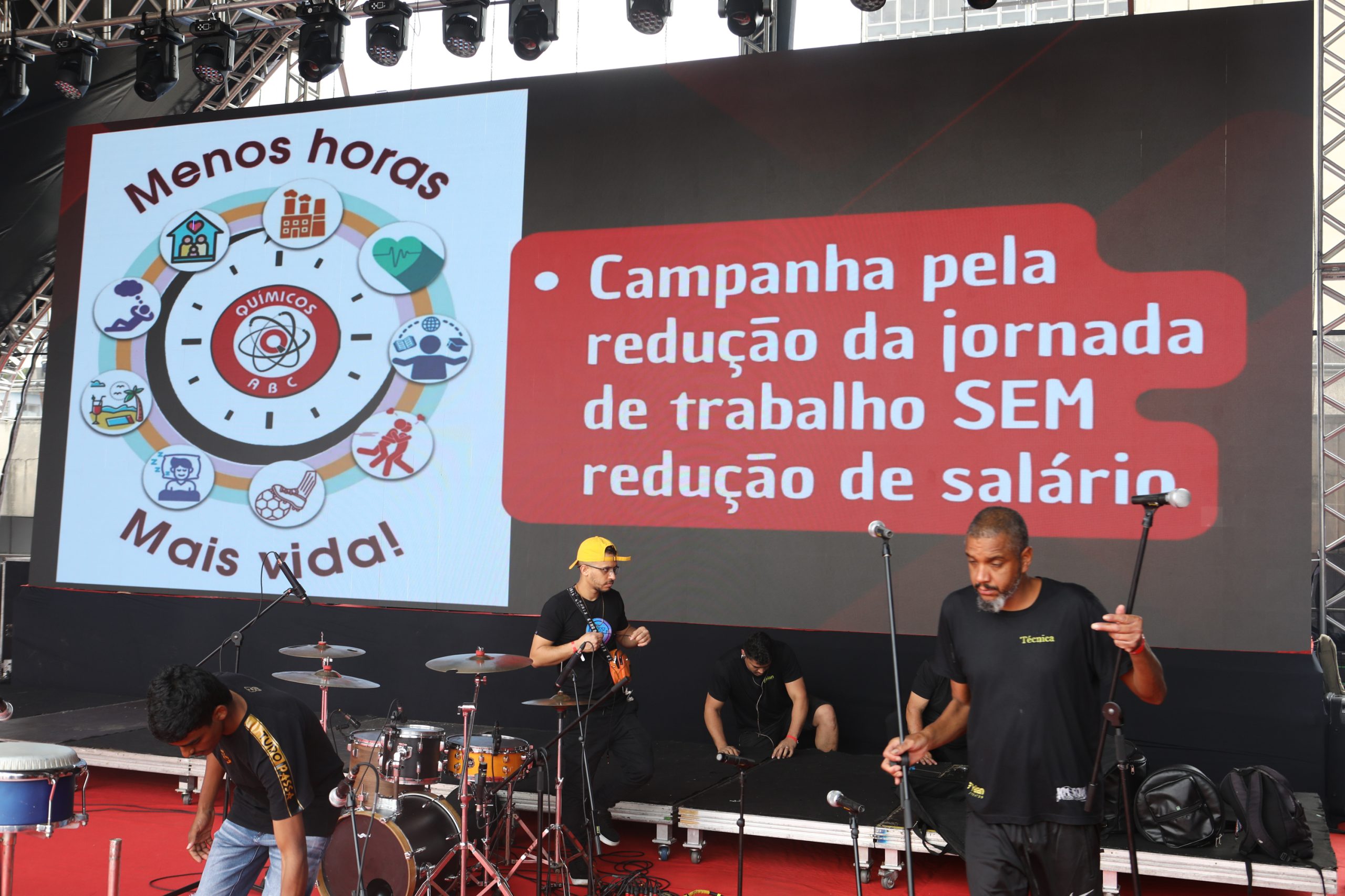 1º de Maio no ABC com slogan redução de jornada sem redução salarial, o fim da escala 6 X 1 e a isenção do imposto de renda para quem ganha R$ 5 mil e 100 anos de lutas e conquistas realizado no Paço Municipal de São Bernardo do Campo/SP. Fotos Dino Santos. Brasil_01_05_2025.