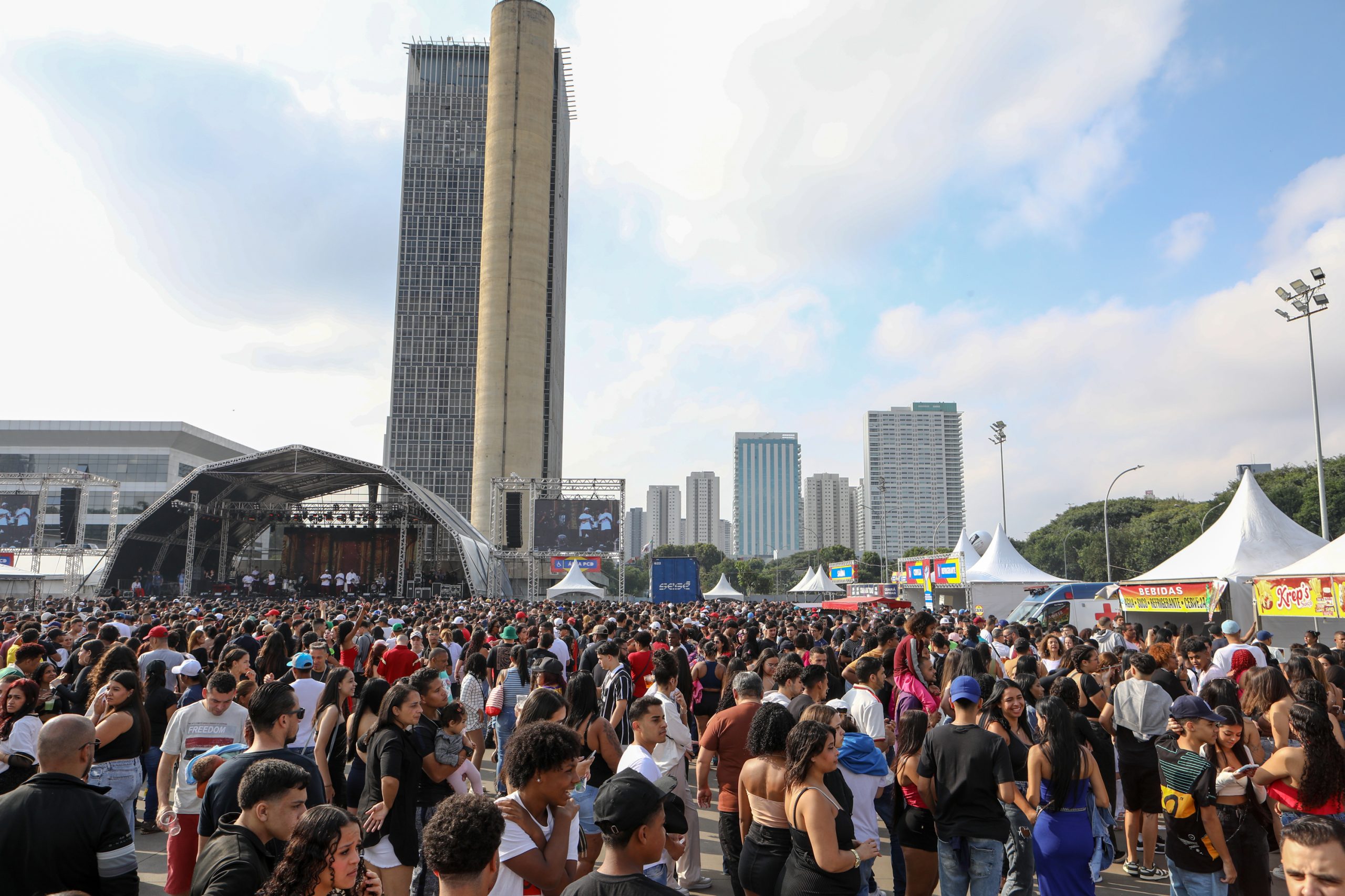 1º de Maio no ABC com slogan redução de jornada sem redução salarial, o fim da escala 6 X 1 e a isenção do imposto de renda para quem ganha R$ 5 mil e 100 anos de lutas e conquistas realizado no Paço Municipal de São Bernardo do Campo/SP. Fotos Dino Santos. Brasil_01_05_2025.