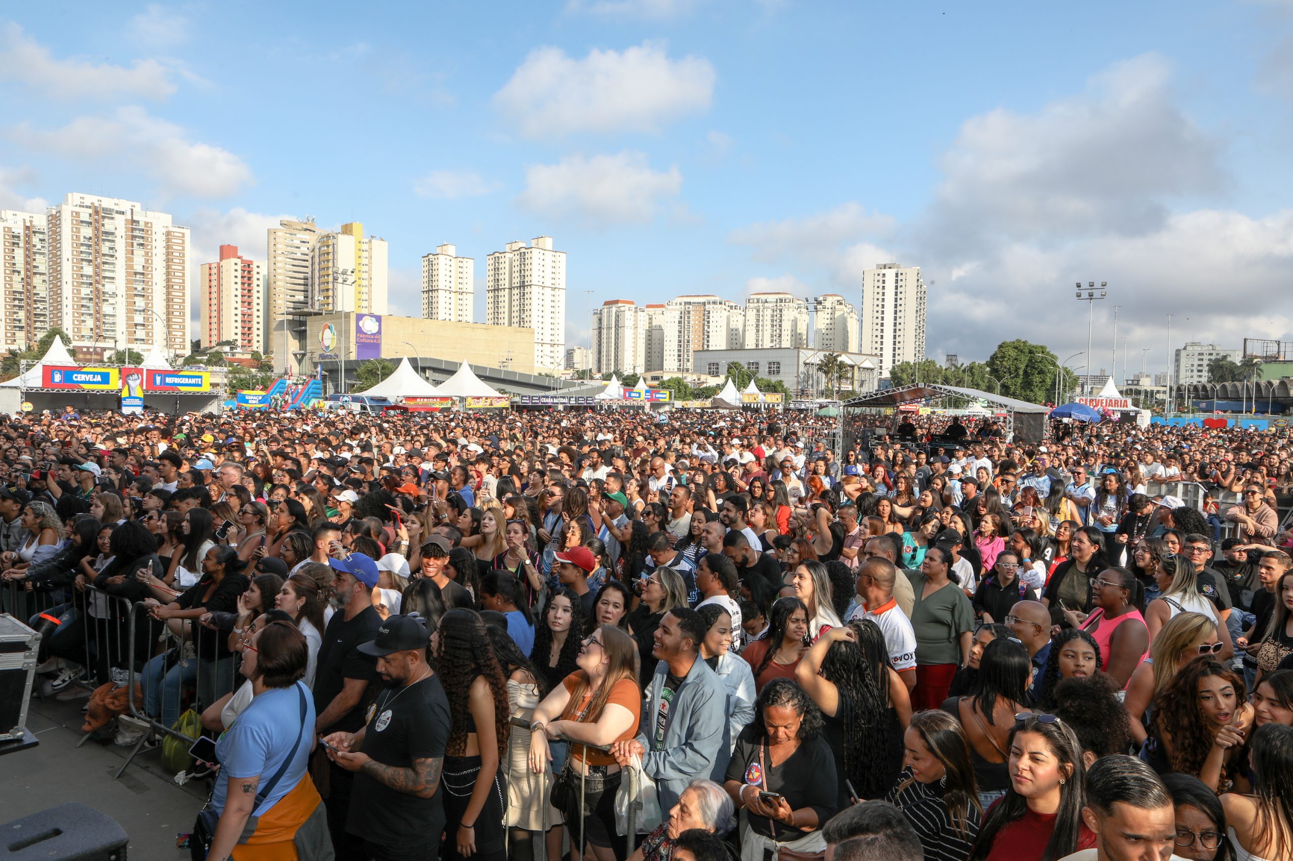 1º de Maio no ABC com slogan redução de jornada sem redução salarial, o fim da escala 6 X 1 e a isenção do imposto de renda para quem ganha R$ 5 mil e 100 anos de lutas e conquistas realizado no Paço Municipal de São Bernardo do Campo/SP. Fotos Dino Santos. Brasil_01_05_2025.