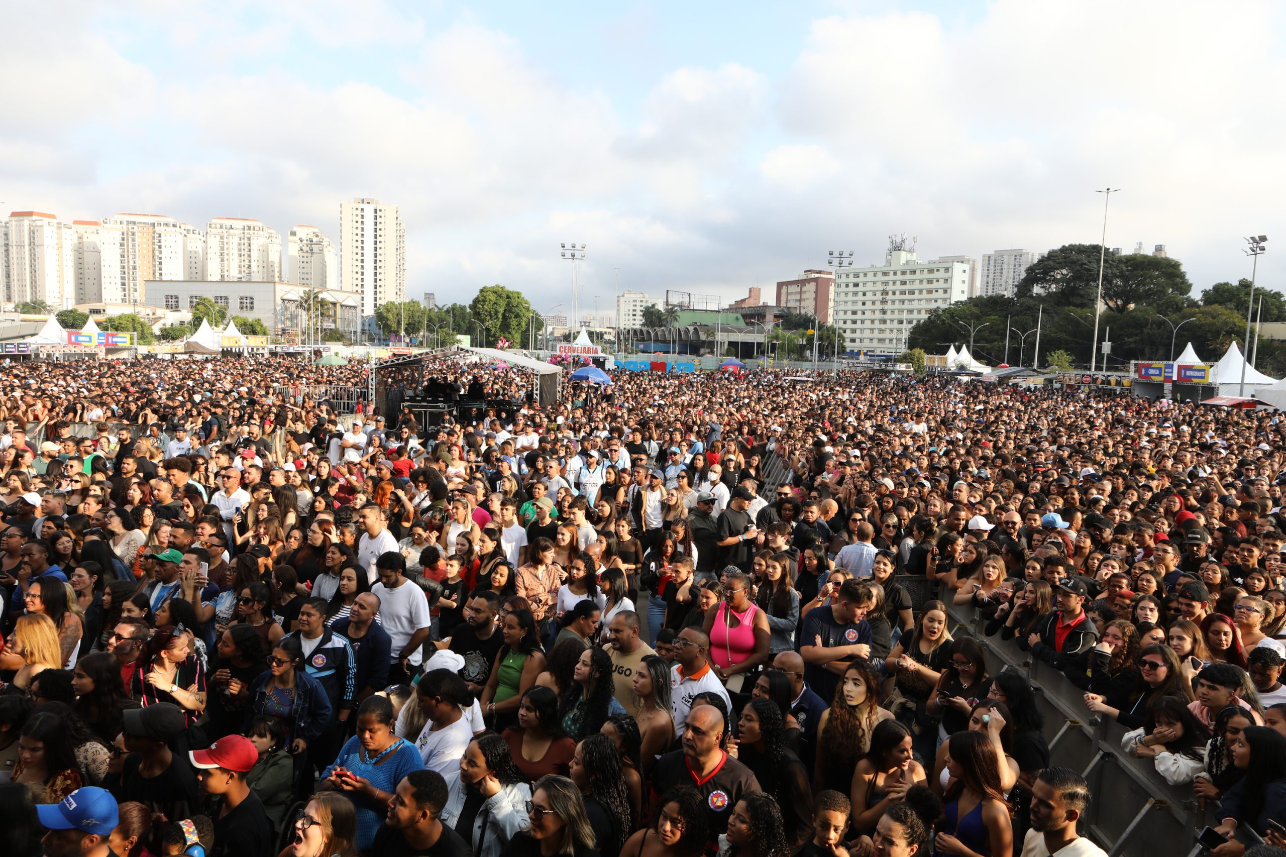1º de Maio no ABC com slogan redução de jornada sem redução salarial, o fim da escala 6 X 1 e a isenção do imposto de renda para quem ganha R$ 5 mil e 100 anos de lutas e conquistas realizado no Paço Municipal de São Bernardo do Campo/SP. Fotos Dino Santos. Brasil_01_05_2025.