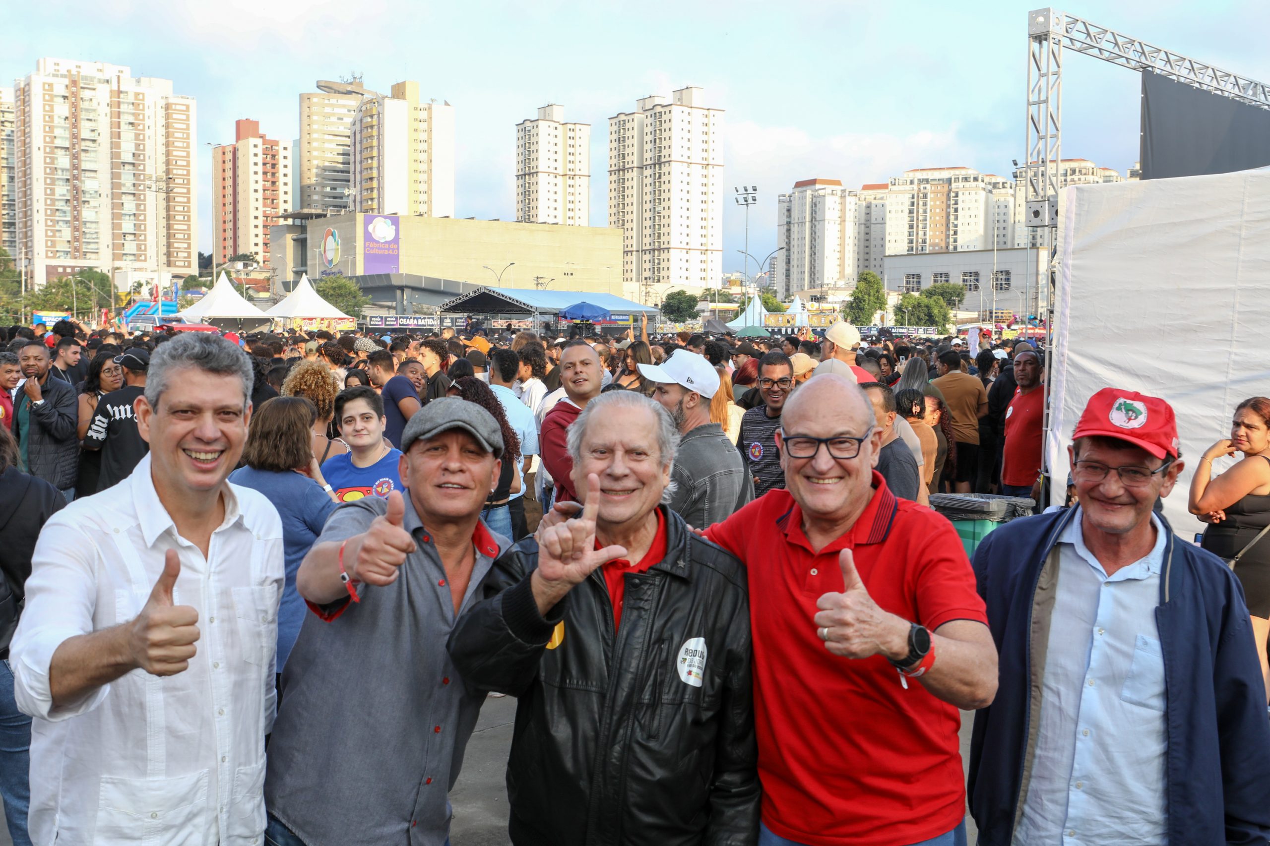 1º de Maio no ABC com slogan redução de jornada sem redução salarial, o fim da escala 6 X 1 e a isenção do imposto de renda para quem ganha R$ 5 mil e 100 anos de lutas e conquistas realizado no Paço Municipal de São Bernardo do Campo/SP. Fotos Dino Santos. Brasil_01_05_2025.