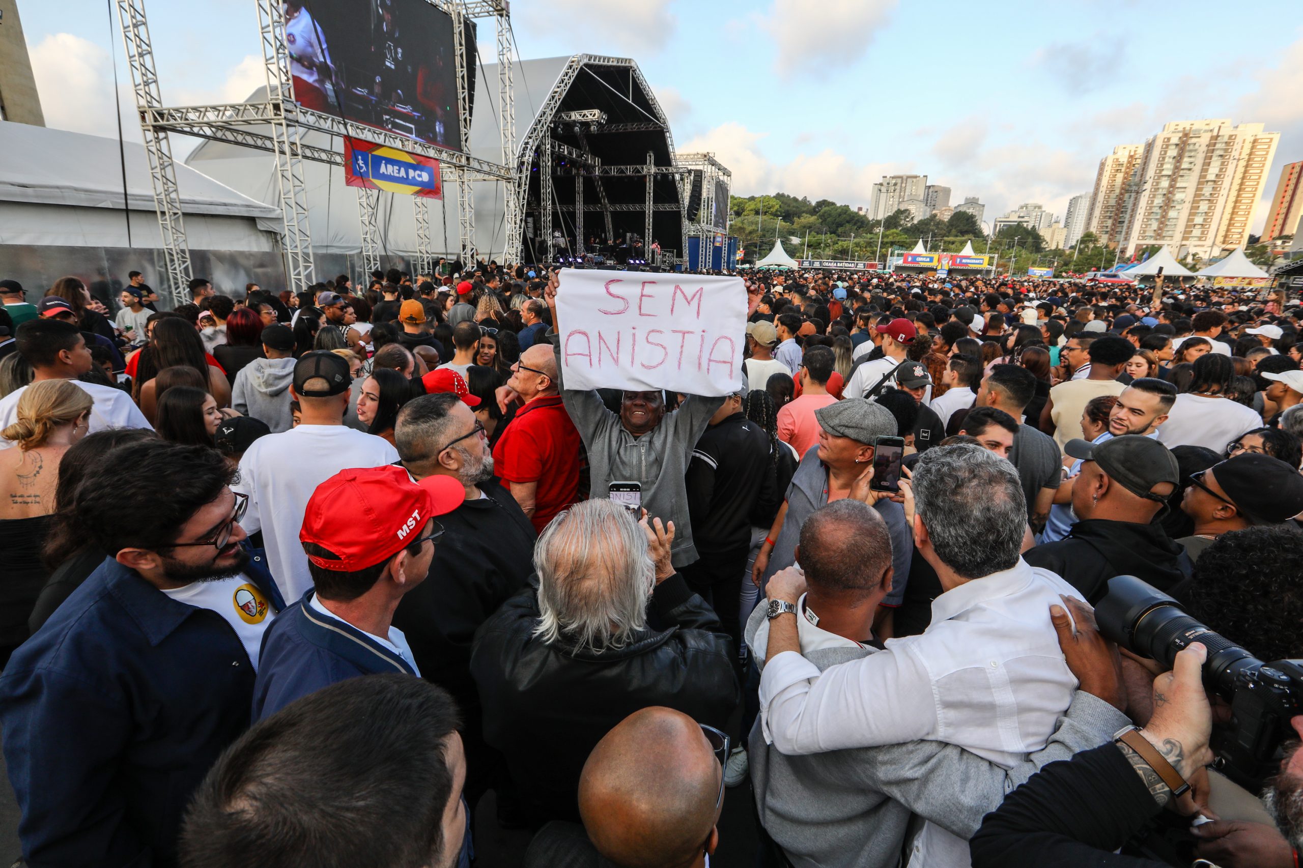 1º de Maio no ABC com slogan redução de jornada sem redução salarial, o fim da escala 6 X 1 e a isenção do imposto de renda para quem ganha R$ 5 mil e 100 anos de lutas e conquistas realizado no Paço Municipal de São Bernardo do Campo/SP. Fotos Dino Santos. Brasil_01_05_2025.