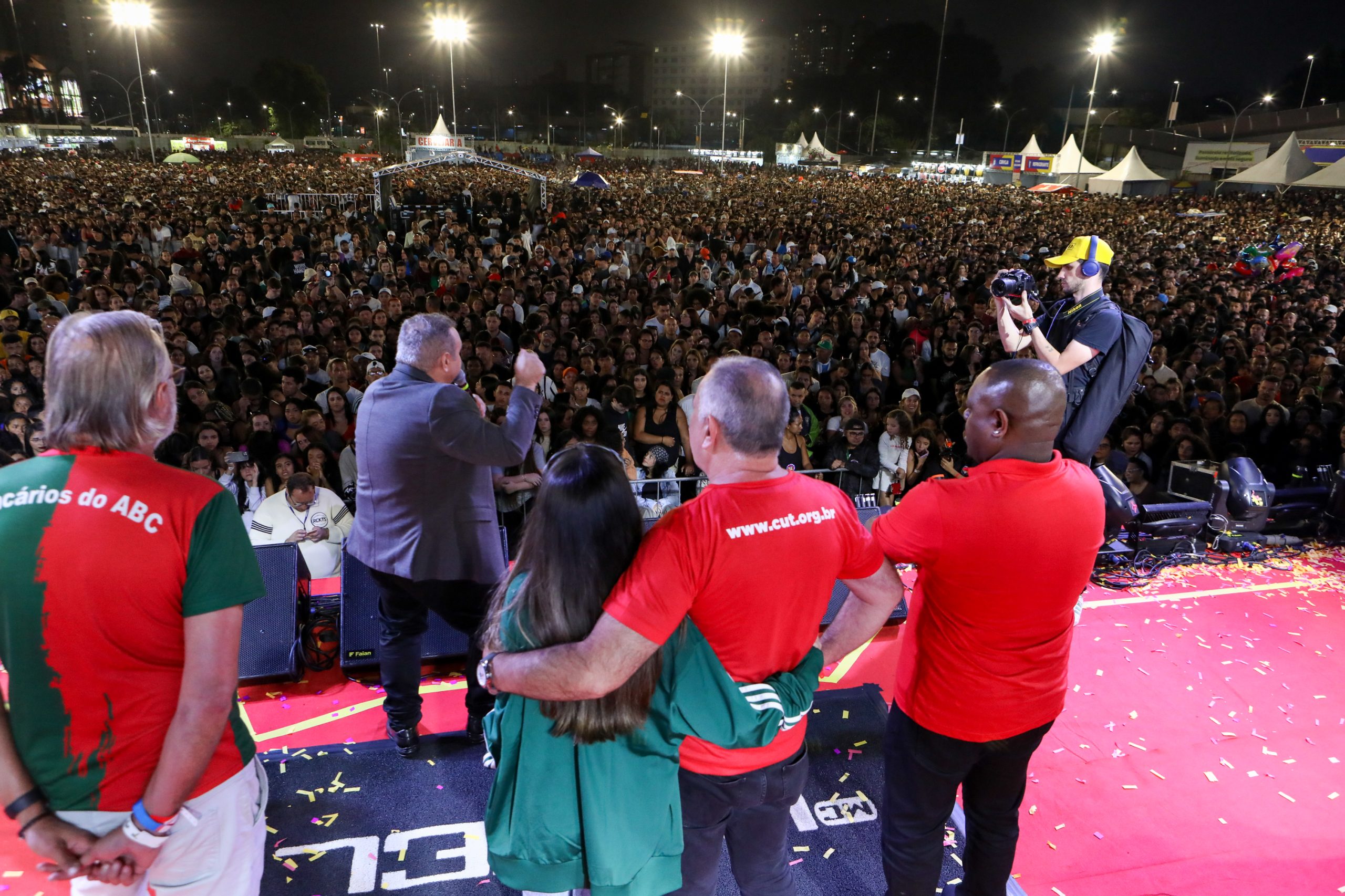 1º de Maio no ABC com slogan redução de jornada sem redução salarial, o fim da escala 6 X 1 e a isenção do imposto de renda para quem ganha R$ 5 mil e 100 anos de lutas e conquistas realizado no Paço Municipal de São Bernardo do Campo/SP. Fotos Dino Santos. Brasil_01_05_2025.