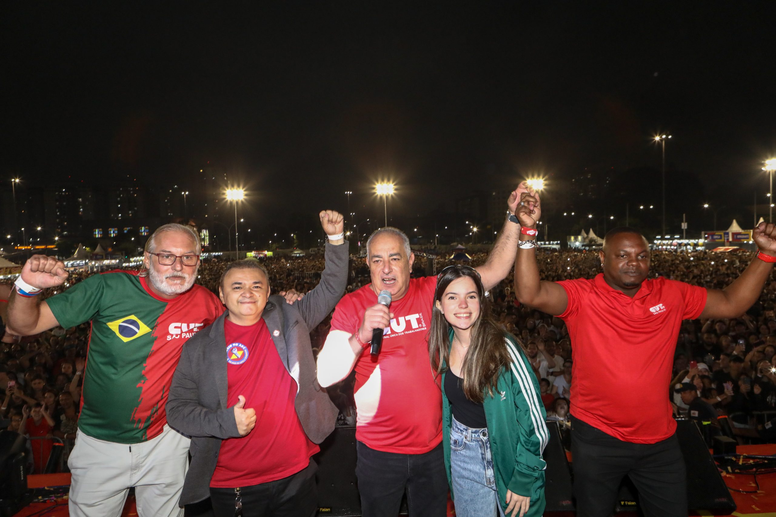 1º de Maio no ABC com slogan redução de jornada sem redução salarial, o fim da escala 6 X 1 e a isenção do imposto de renda para quem ganha R$ 5 mil e 100 anos de lutas e conquistas realizado no Paço Municipal de São Bernardo do Campo/SP. Fotos Dino Santos. Brasil_01_05_2025.