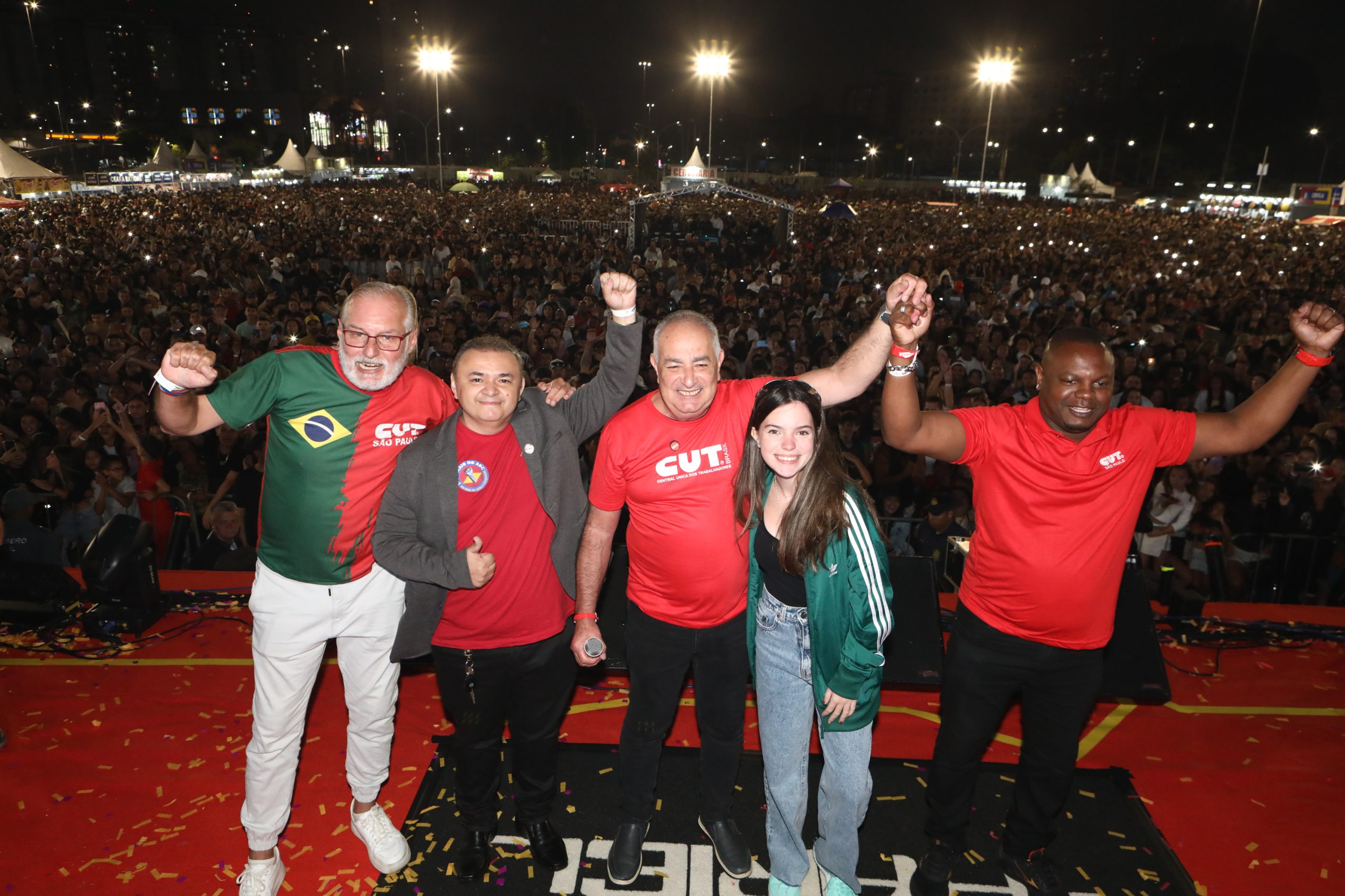 1º de Maio no ABC com slogan redução de jornada sem redução salarial, o fim da escala 6 X 1 e a isenção do imposto de renda para quem ganha R$ 5 mil e 100 anos de lutas e conquistas realizado no Paço Municipal de São Bernardo do Campo/SP. Fotos Dino Santos. Brasil_01_05_2025.
