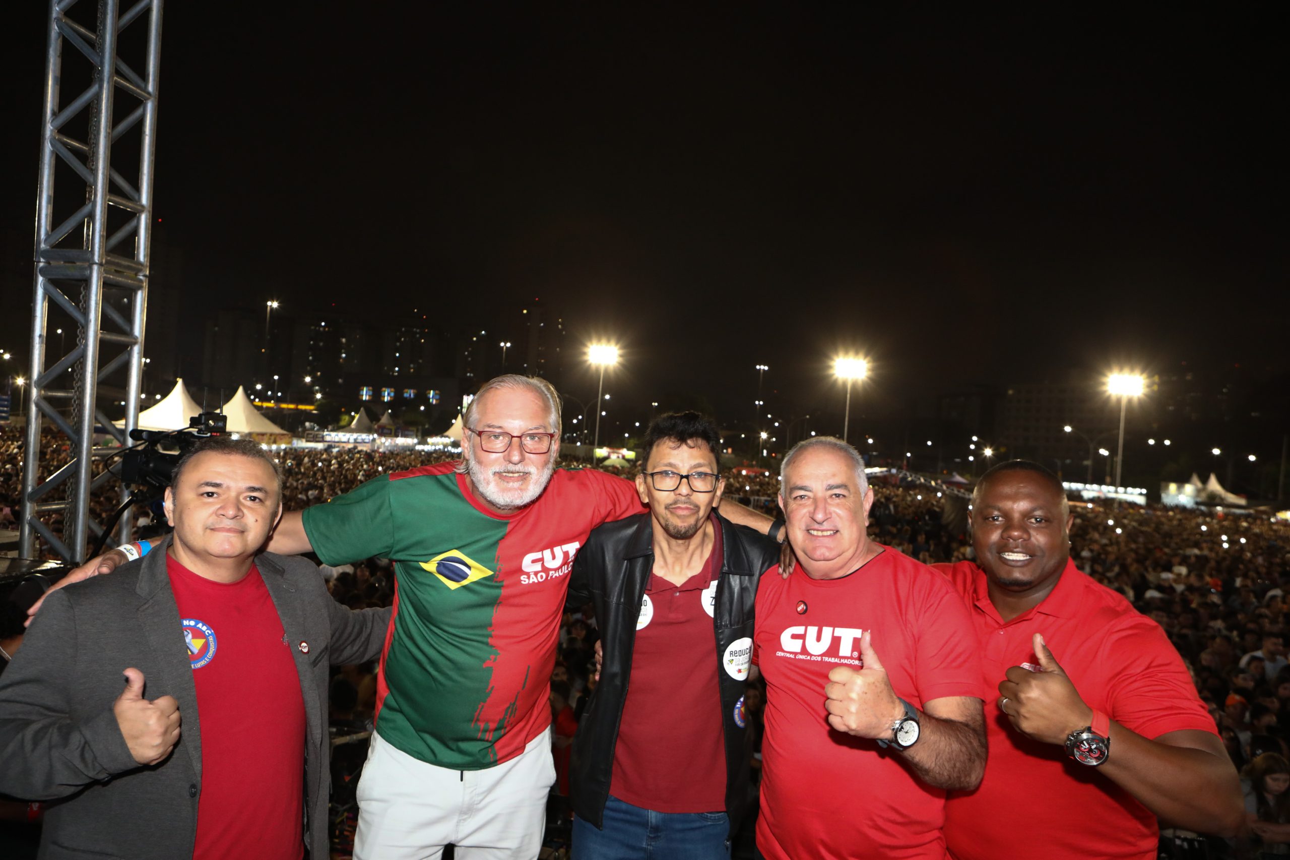 1º de Maio no ABC com slogan redução de jornada sem redução salarial, o fim da escala 6 X 1 e a isenção do imposto de renda para quem ganha R$ 5 mil e 100 anos de lutas e conquistas realizado no Paço Municipal de São Bernardo do Campo/SP. Fotos Dino Santos. Brasil_01_05_2025.