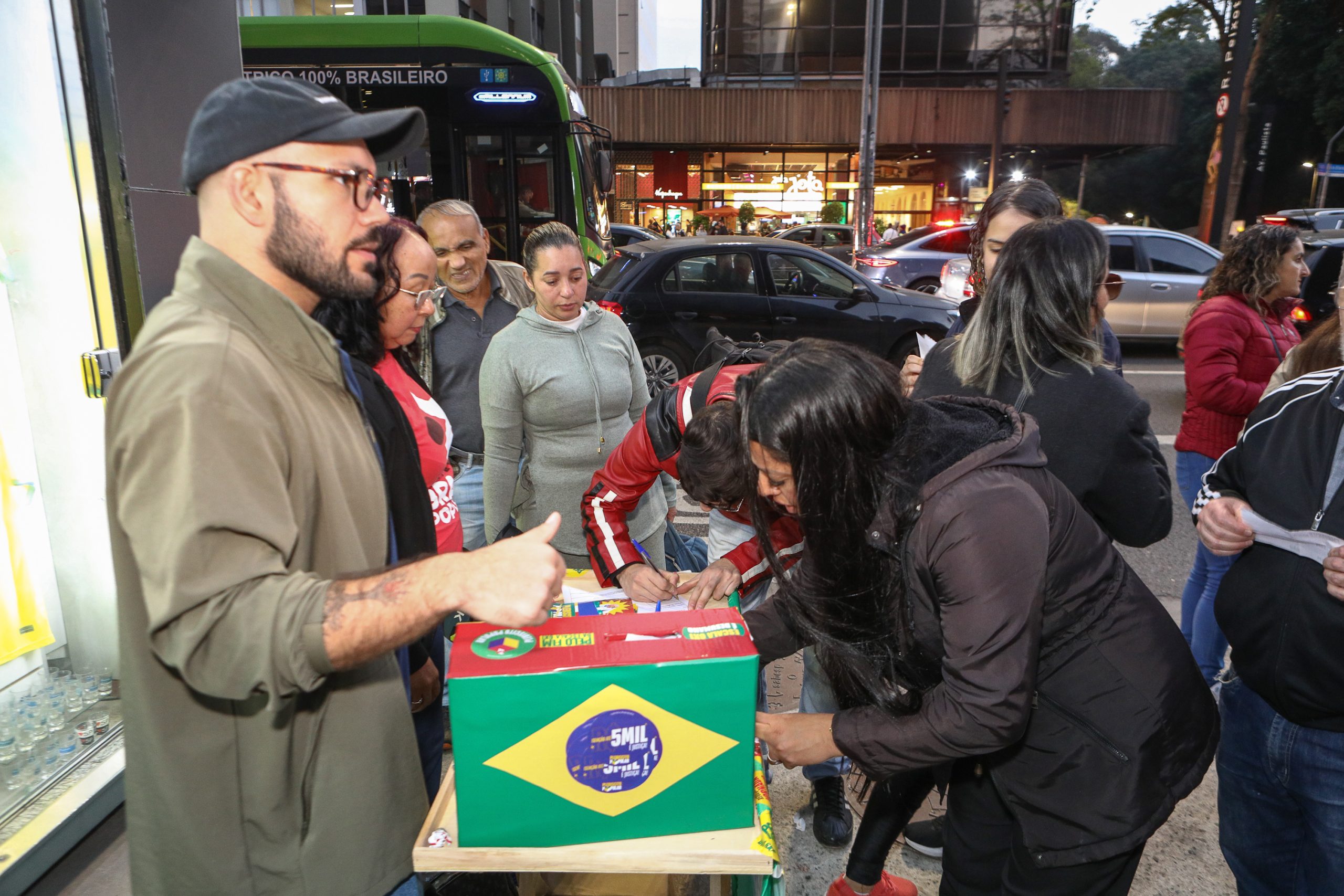 Ato na Av. Paulista por Isenção do IRPF até 5 mil Reais, taxar bilionários e fim da escala 6x1 concentração em frente o MASP. Fotos Dino Santos. Brasil_11_07-2025
