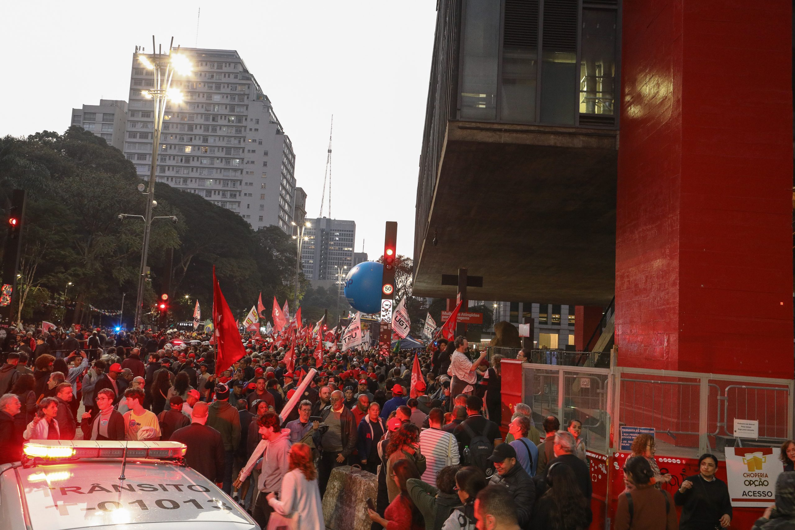 Ato na Av. Paulista por Isenção do IRPF até 5 mil Reais, taxar bilionários e fim da escala 6x1 concentração em frente o MASP. Fotos Dino Santos. Brasil_11_07-2025