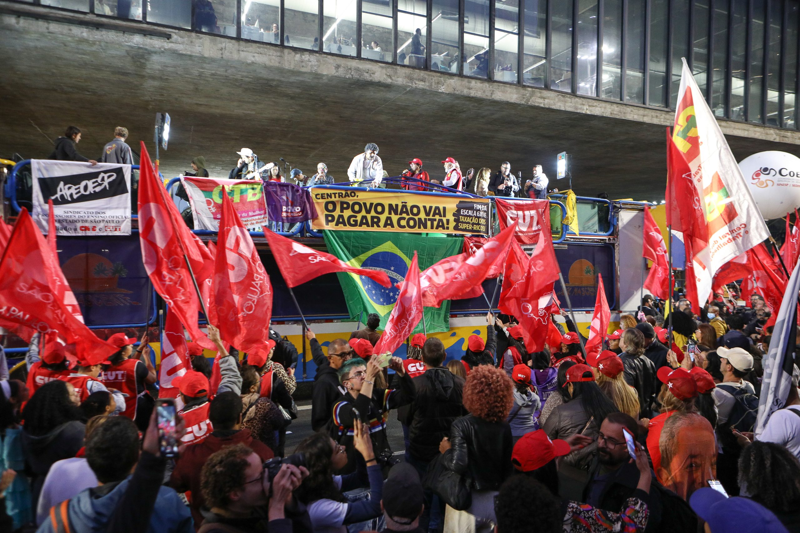 Ato na Av. Paulista por Isenção do IRPF até 5 mil Reais, taxar bilionários e fim da escala 6x1 concentração em frente o MASP. Fotos Dino Santos. Brasil_11_07-2025