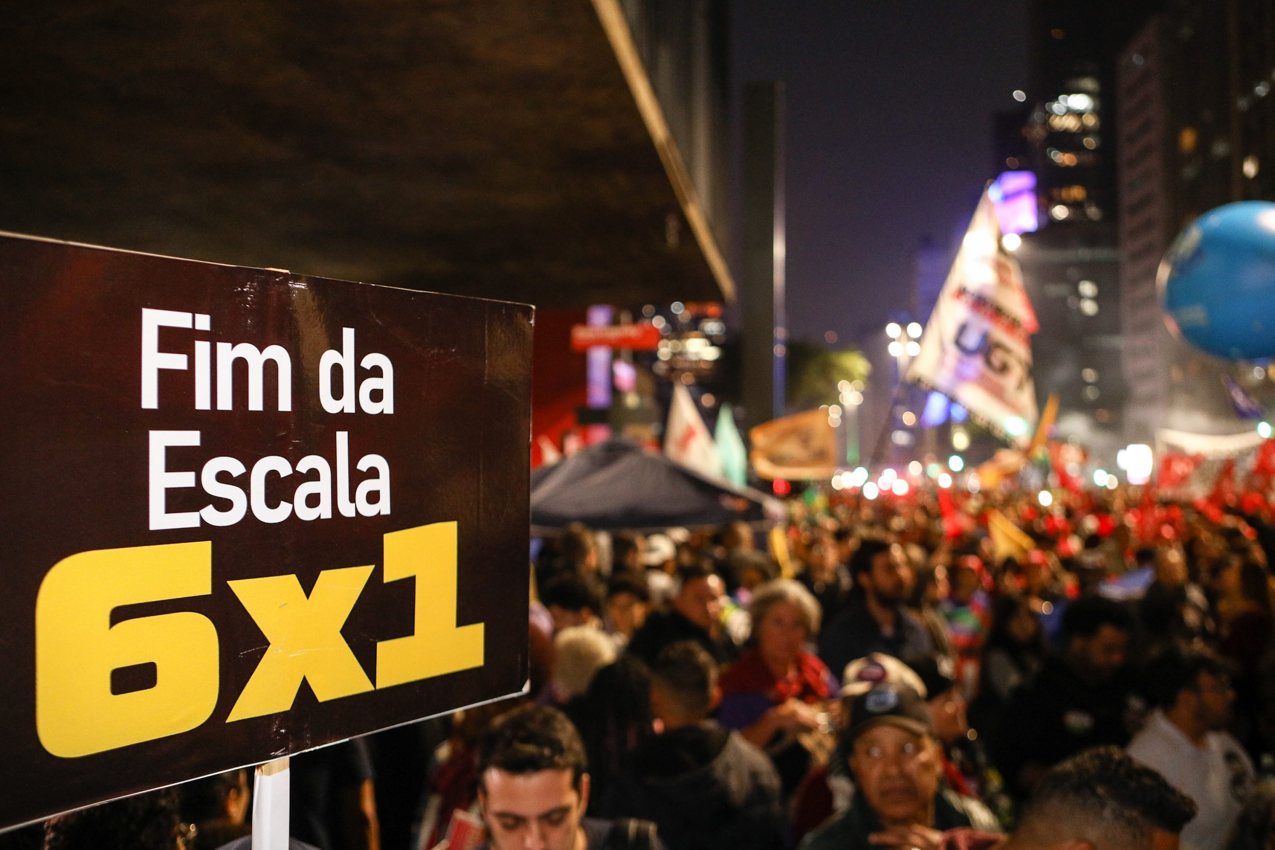 Ato na Av. Paulista por Isenção do IRPF até 5 mil Reais, taxar bilionários e fim da escala 6x1 concentração em frente o MASP. Fotos Dino Santos. Brasil_11_07-2025