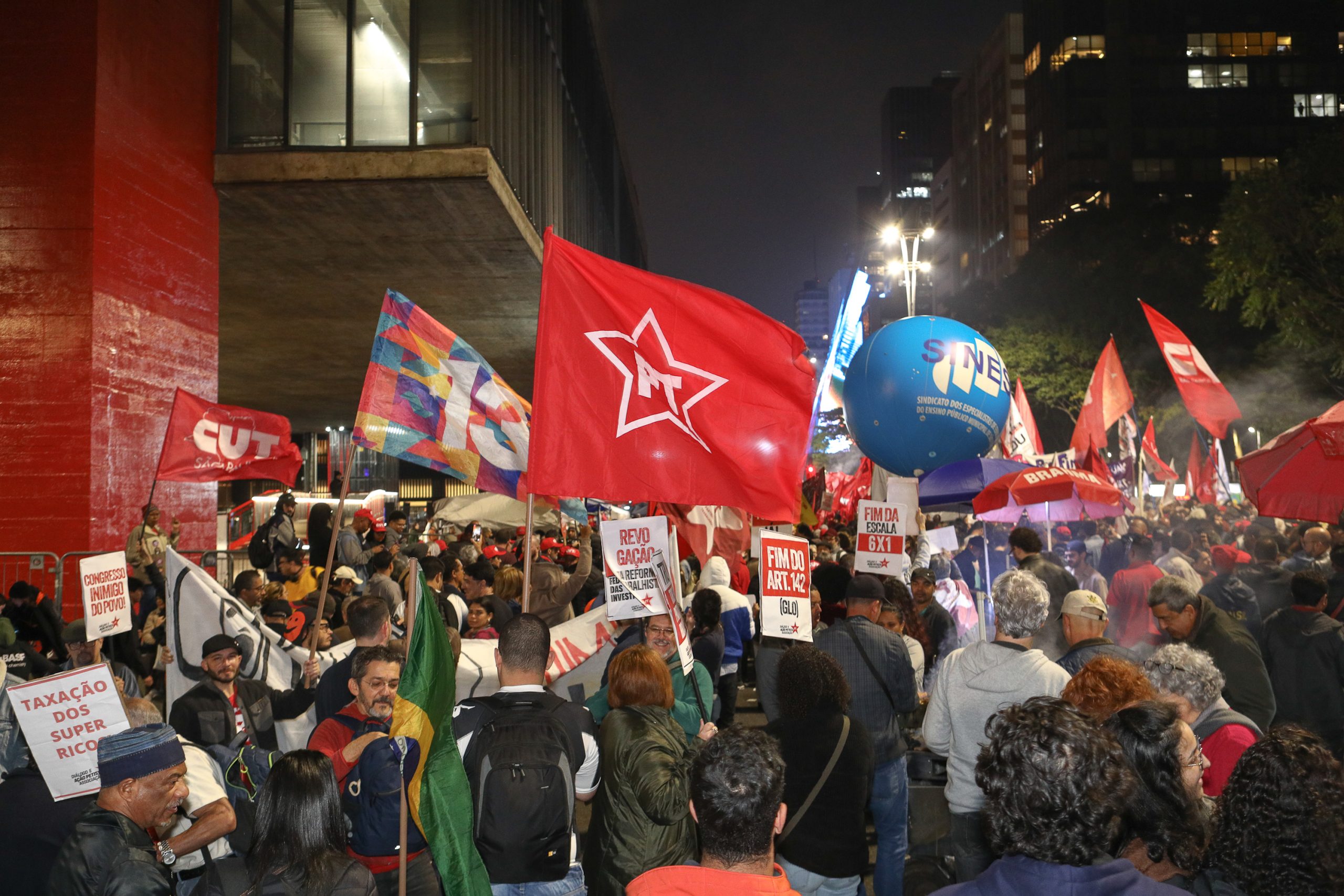 Ato na Av. Paulista por Isenção do IRPF até 5 mil Reais, taxar bilionários e fim da escala 6x1 concentração em frente o MASP. Fotos Dino Santos. Brasil_11_07-2025