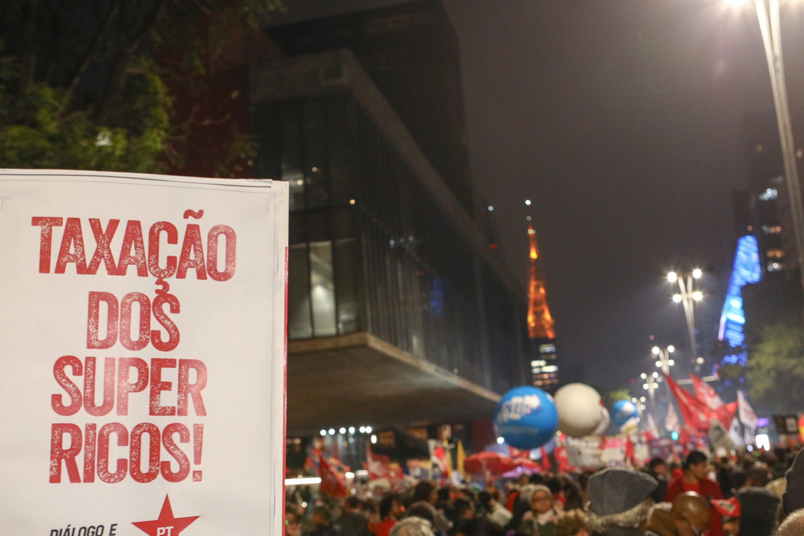 Ato na Av. Paulista por Isenção do IRPF até 5 mil Reais, taxar bilionários e fim da escala 6x1 concentração em frente o MASP. Fotos Dino Santos. Brasil_11_07-2025