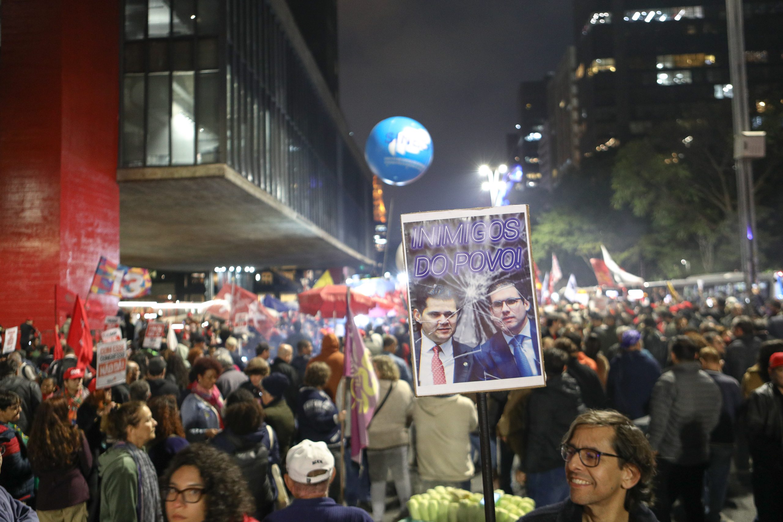 Ato na Av. Paulista por Isenção do IRPF até 5 mil Reais, taxar bilionários e fim da escala 6x1 concentração em frente o MASP. Fotos Dino Santos. Brasil_11_07-2025