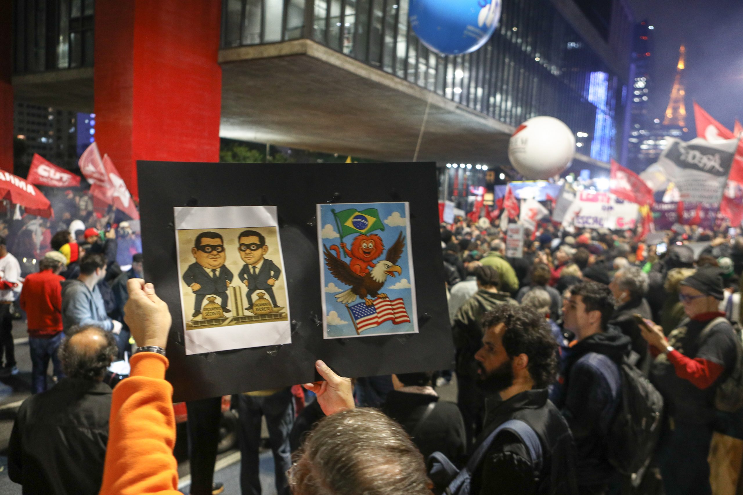 Ato na Av. Paulista por Isenção do IRPF até 5 mil Reais, taxar bilionários e fim da escala 6x1 concentração em frente o MASP. Fotos Dino Santos. Brasil_11_07-2025