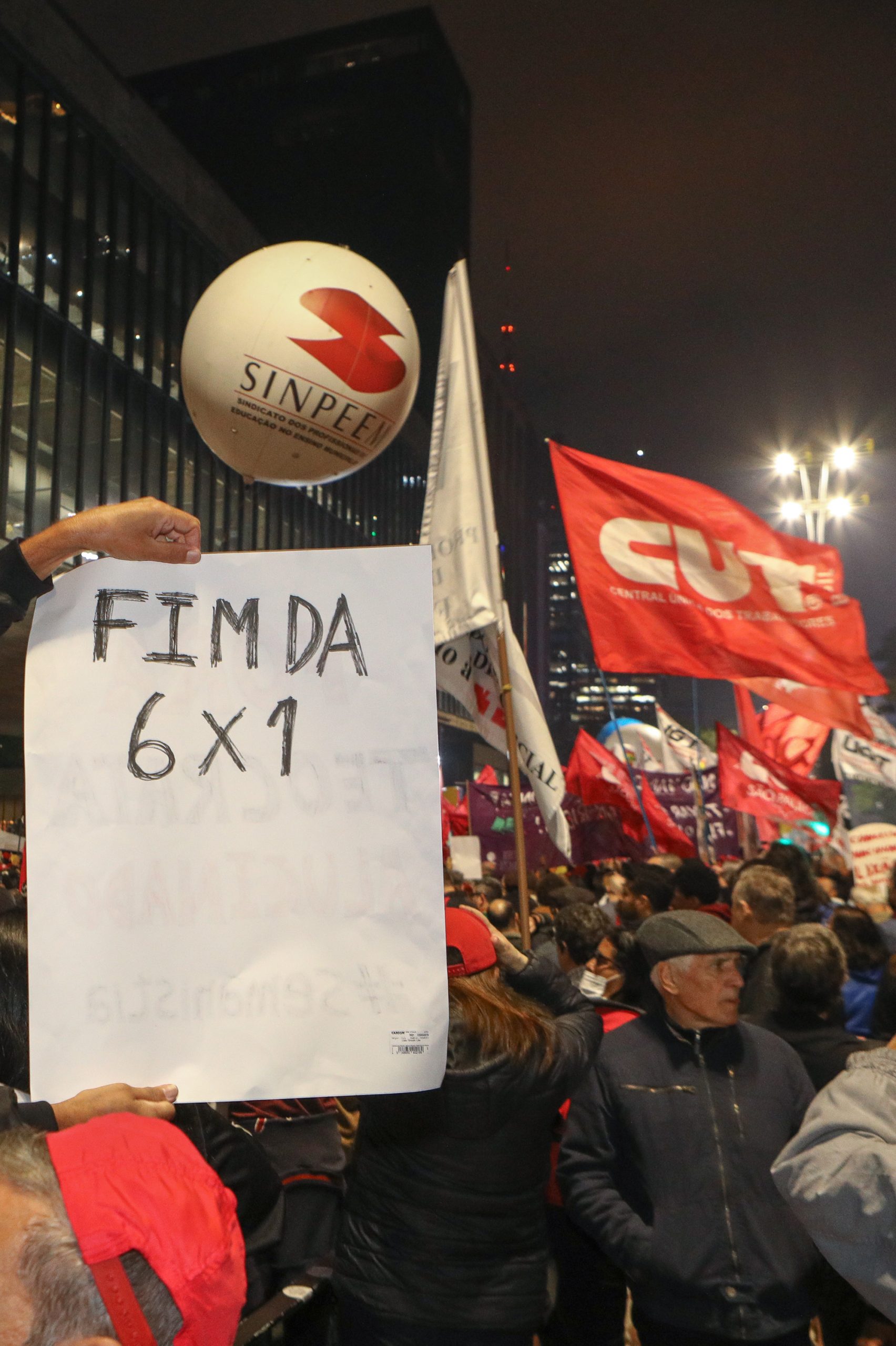 Ato na Av. Paulista por Isenção do IRPF até 5 mil Reais, taxar bilionários e fim da escala 6x1 concentração em frente o MASP. Fotos Dino Santos. Brasil_11_07-2025