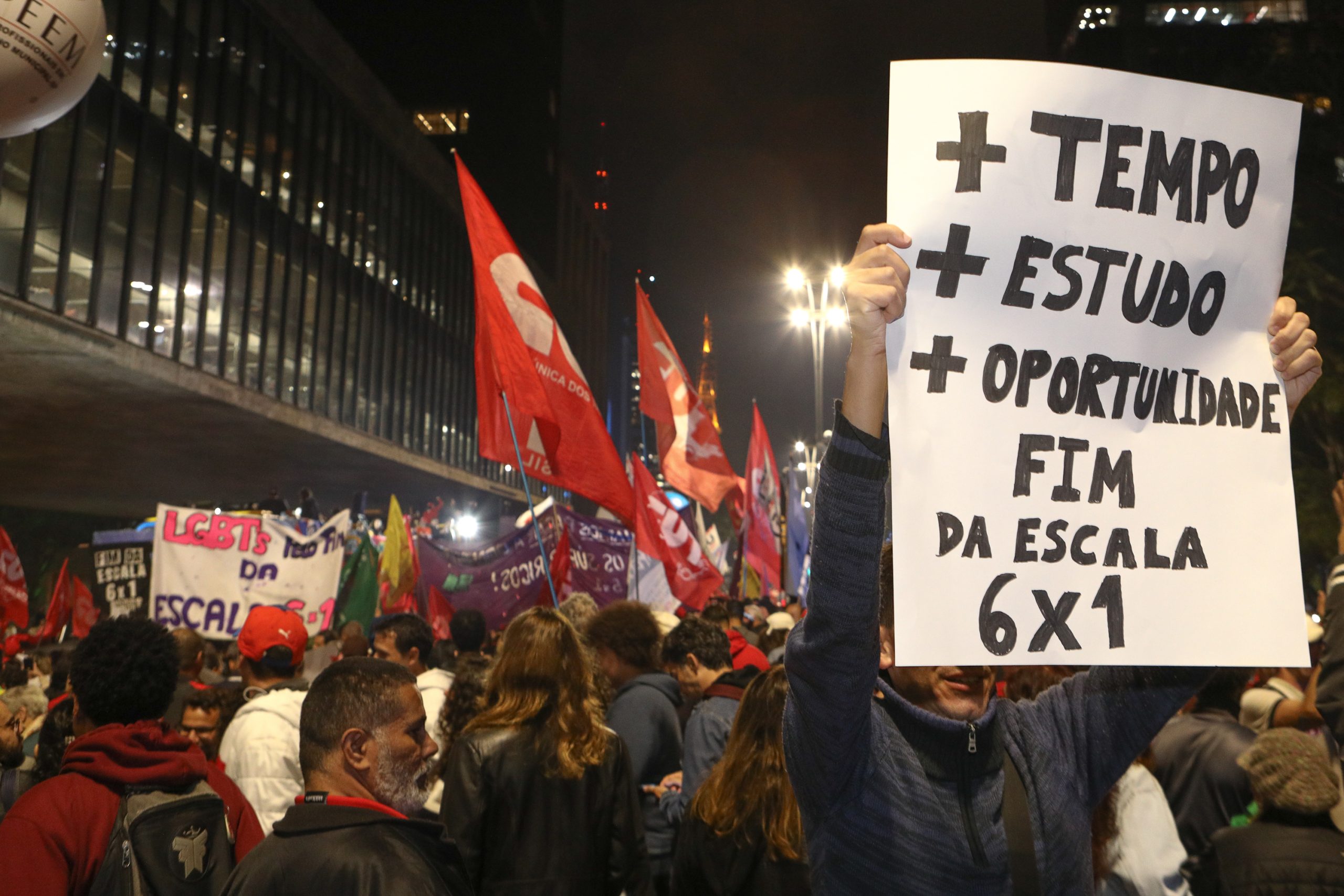 Ato na Av. Paulista por Isenção do IRPF até 5 mil Reais, taxar bilionários e fim da escala 6x1 concentração em frente o MASP. Fotos Dino Santos. Brasil_11_07-2025