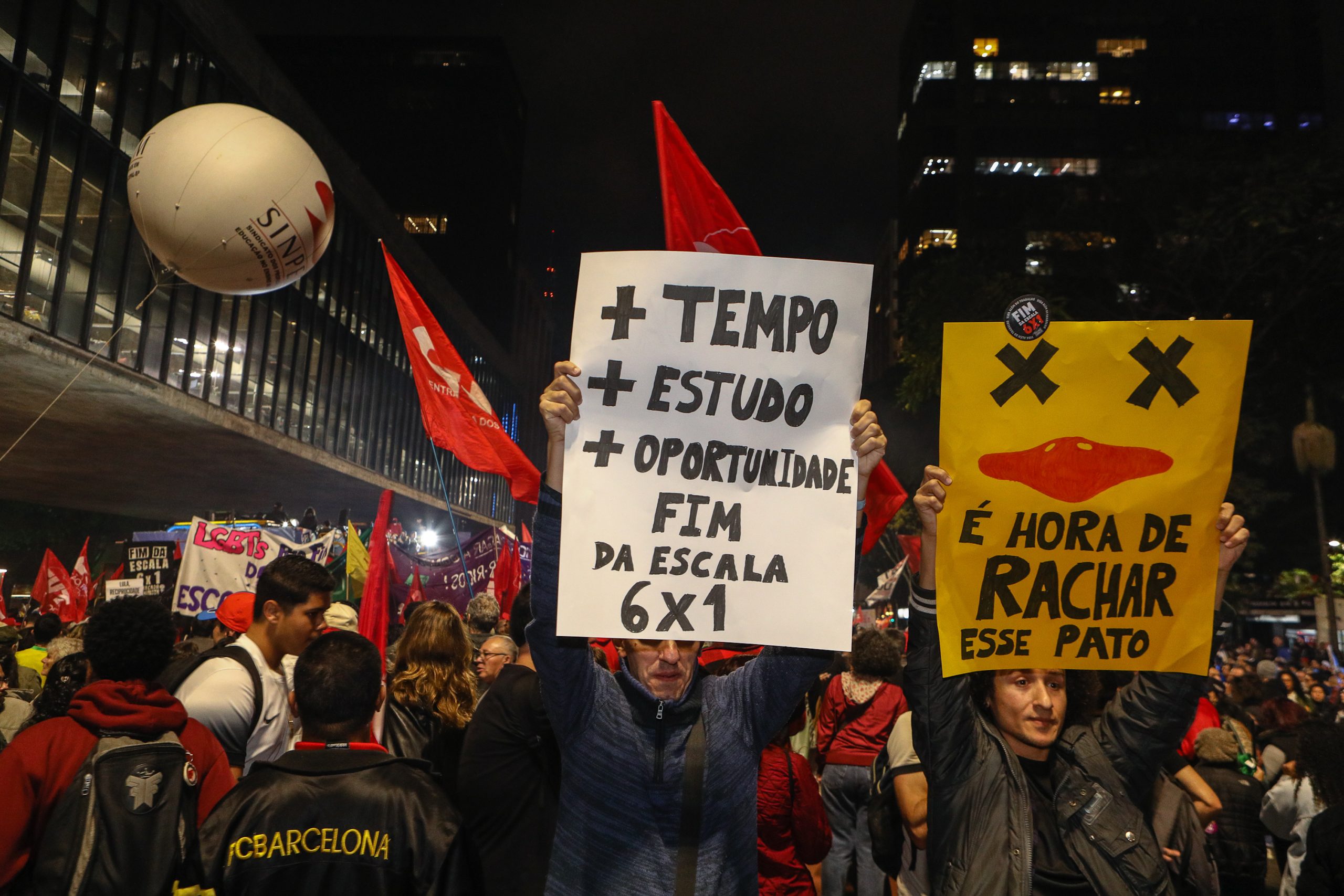 Ato na Av. Paulista por Isenção do IRPF até 5 mil Reais, taxar bilionários e fim da escala 6x1 concentração em frente o MASP. Fotos Dino Santos. Brasil_11_07-2025