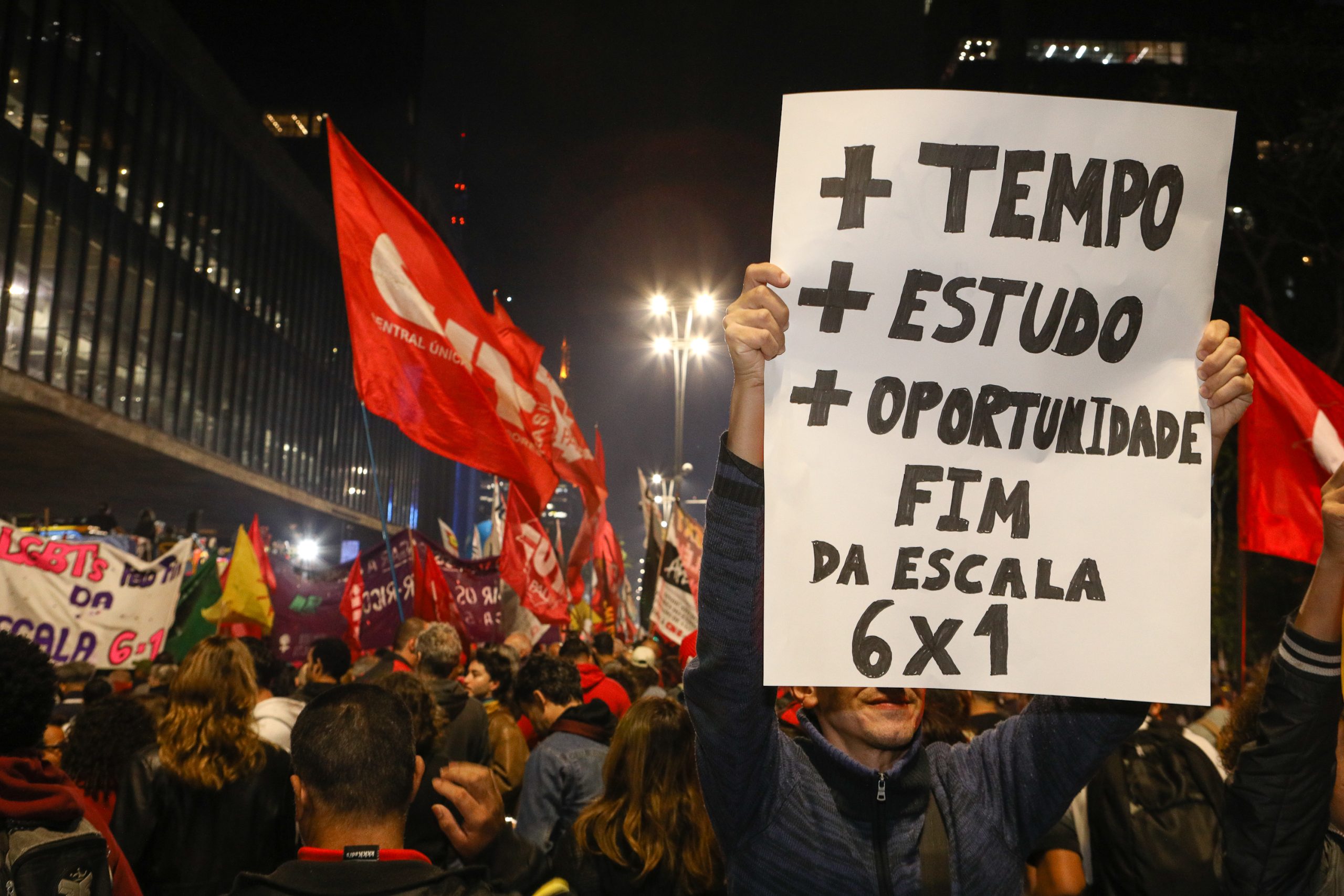 Ato na Av. Paulista por Isenção do IRPF até 5 mil Reais, taxar bilionários e fim da escala 6x1 concentração em frente o MASP. Fotos Dino Santos. Brasil_11_07-2025
