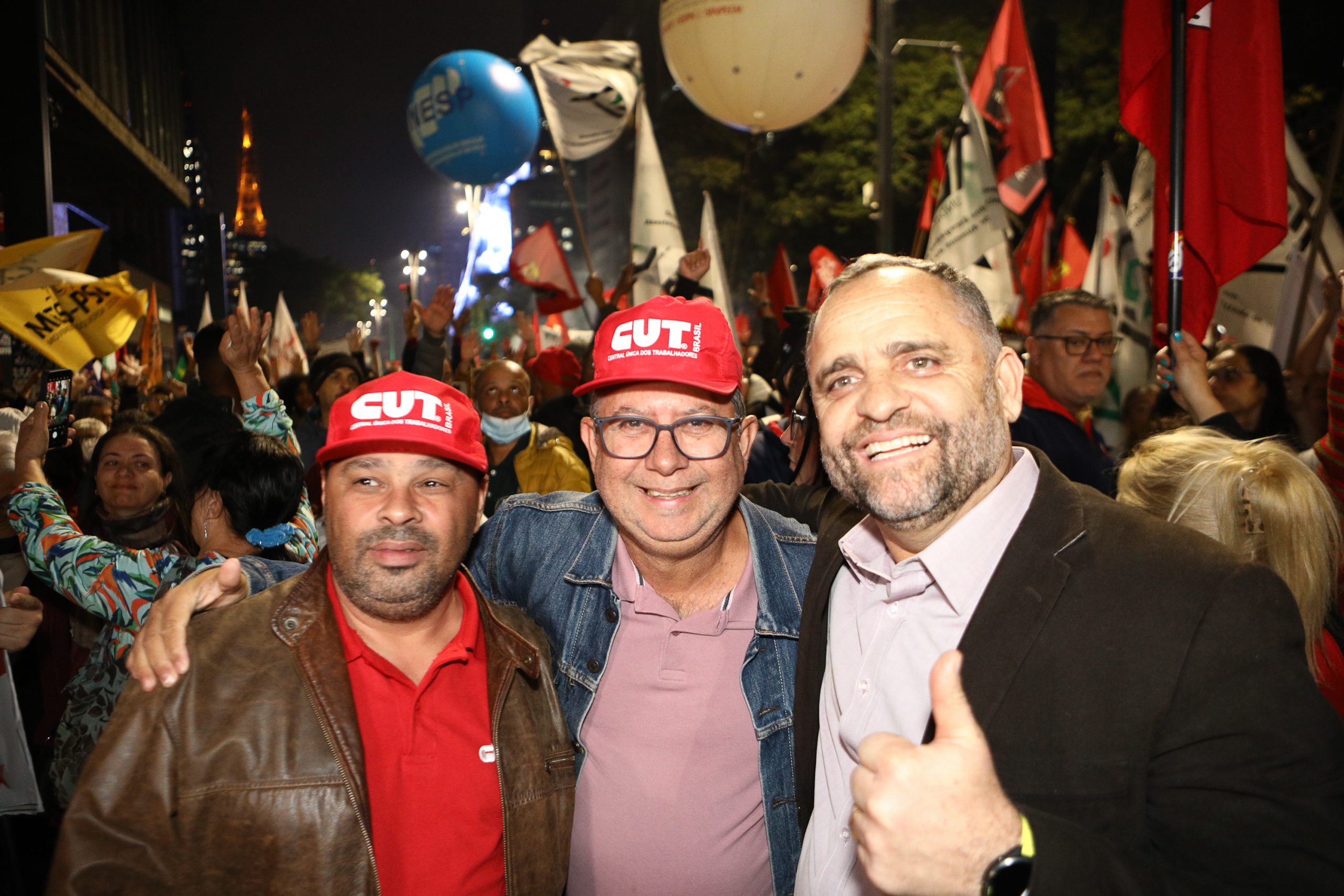 Ato na Av. Paulista por Isenção do IRPF até 5 mil Reais, taxar bilionários e fim da escala 6x1 concentração em frente o MASP. Fotos Dino Santos. Brasil_11_07-2025