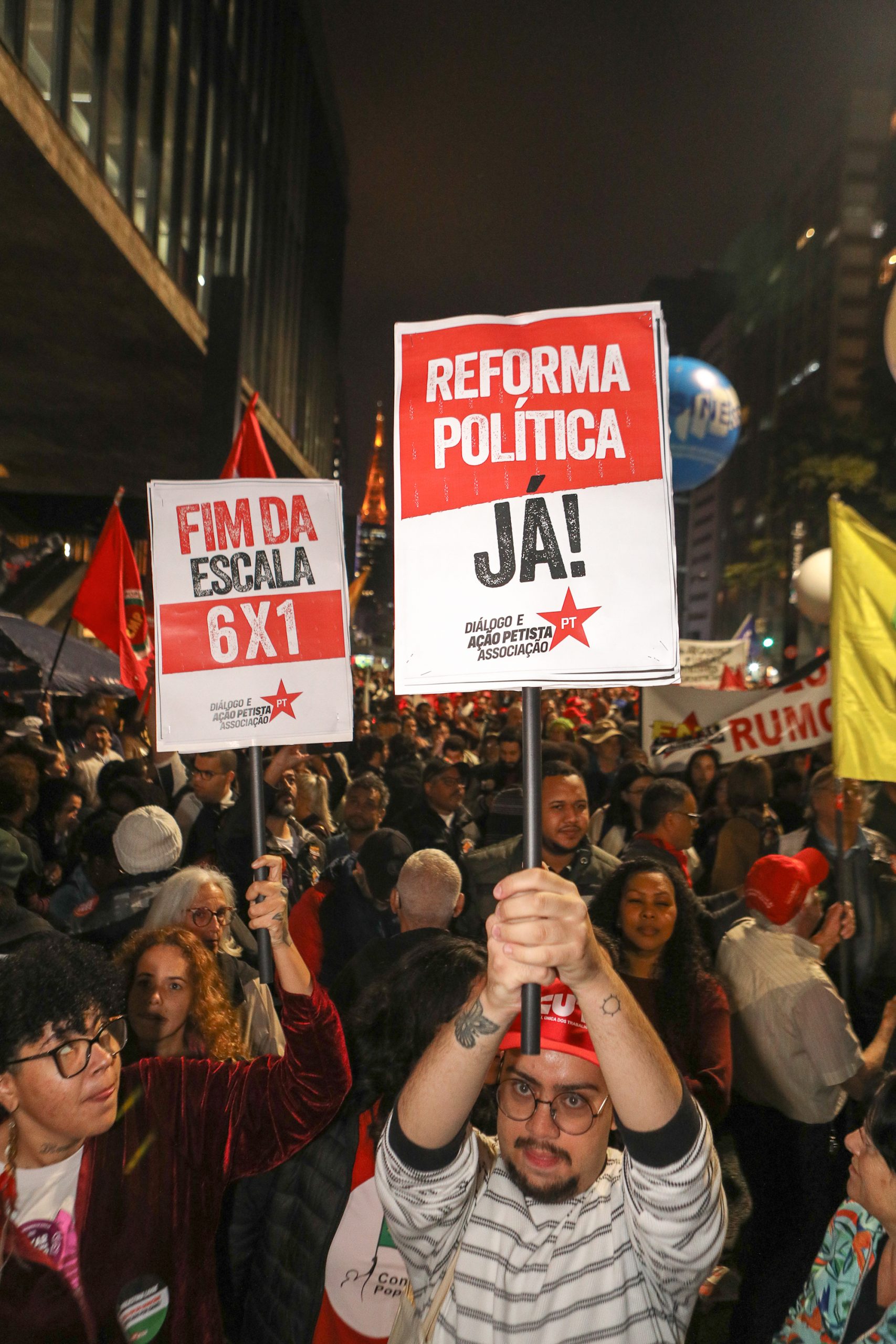 Ato na Av. Paulista por Isenção do IRPF até 5 mil Reais, taxar bilionários e fim da escala 6x1 concentração em frente o MASP. Fotos Dino Santos. Brasil_11_07-2025