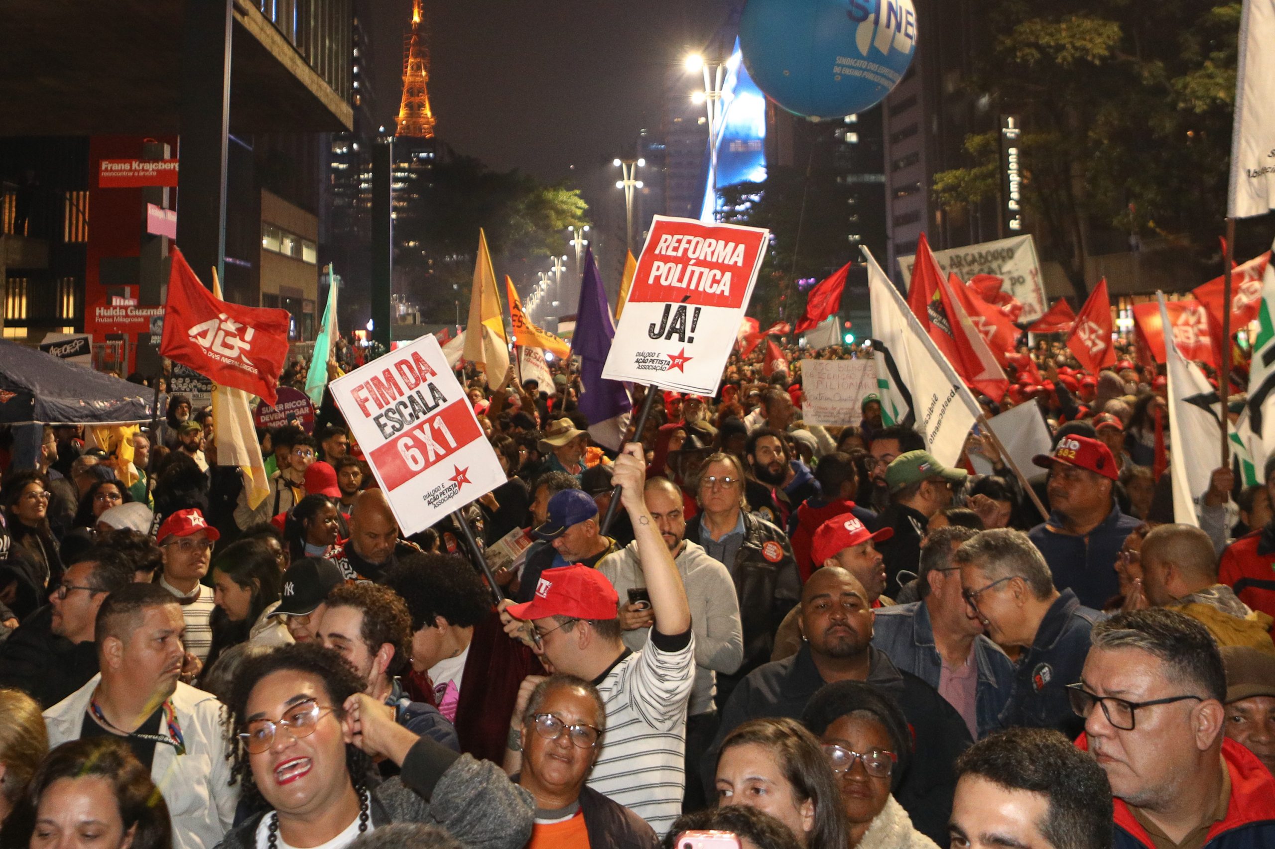 Ato na Av. Paulista por Isenção do IRPF até 5 mil Reais, taxar bilionários e fim da escala 6x1 concentração em frente o MASP. Fotos Dino Santos. Brasil_11_07-2025