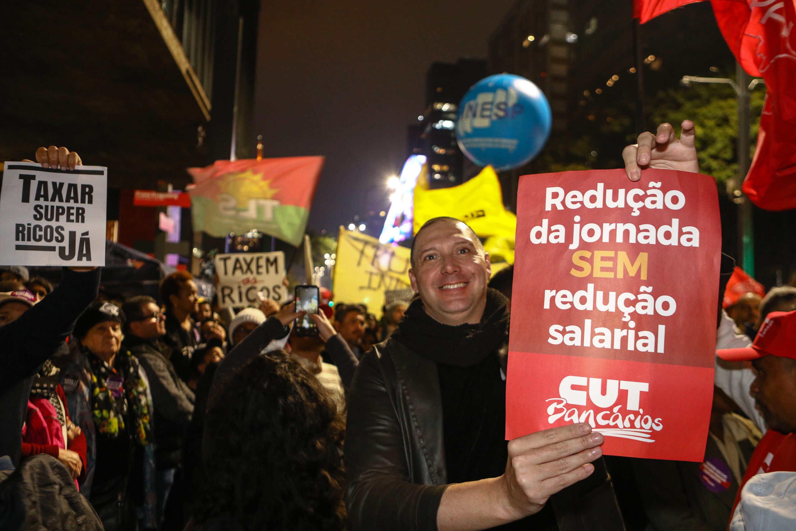 Ato na Av. Paulista por Isenção do IRPF até 5 mil Reais, taxar bilionários e fim da escala 6x1 concentração em frente o MASP. Fotos Dino Santos. Brasil_11_07-2025