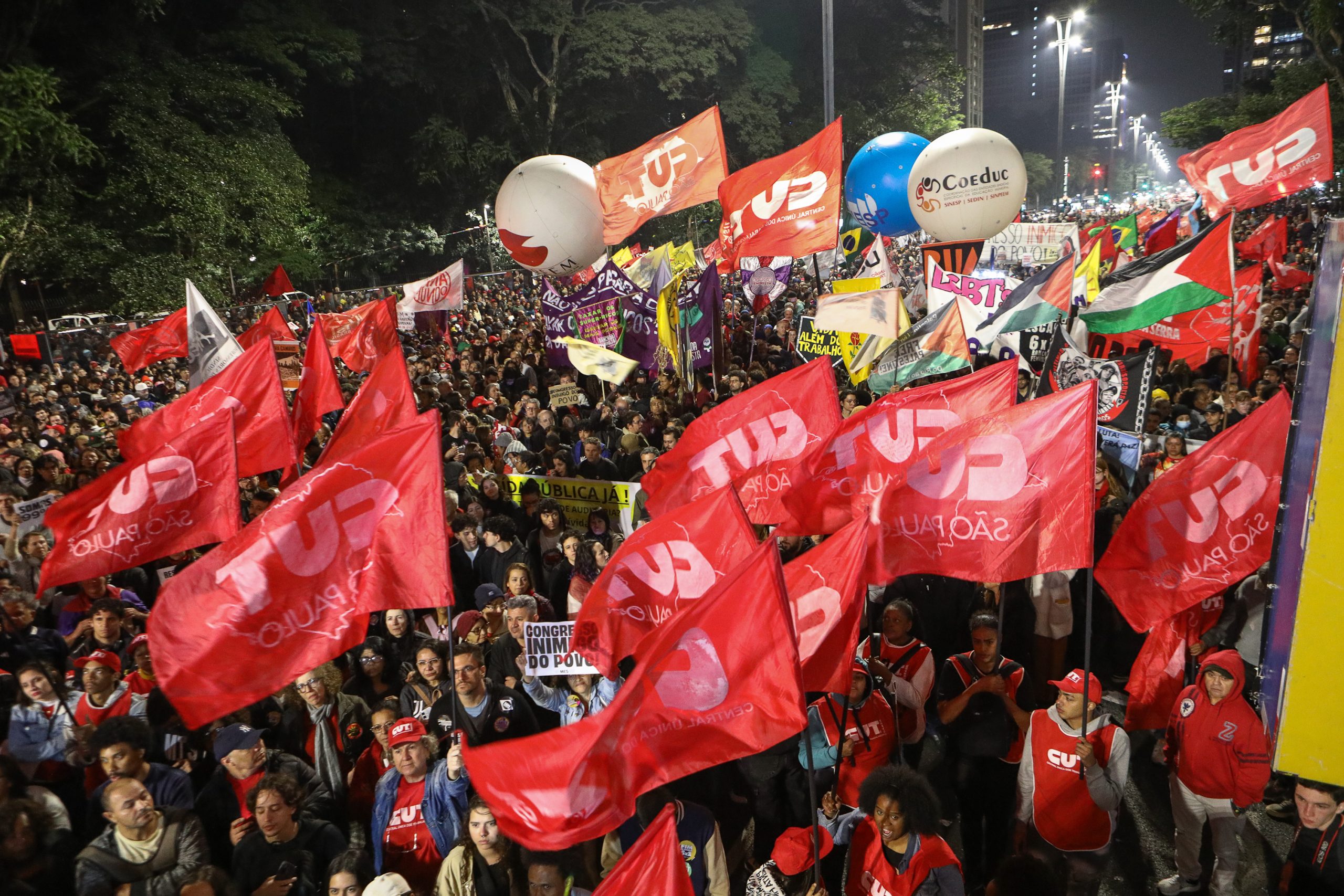 Ato na Av. Paulista por Isenção do IRPF até 5 mil Reais, taxar bilionários e fim da escala 6x1 concentração em frente o MASP. Fotos Dino Santos. Brasil_11_07-2025