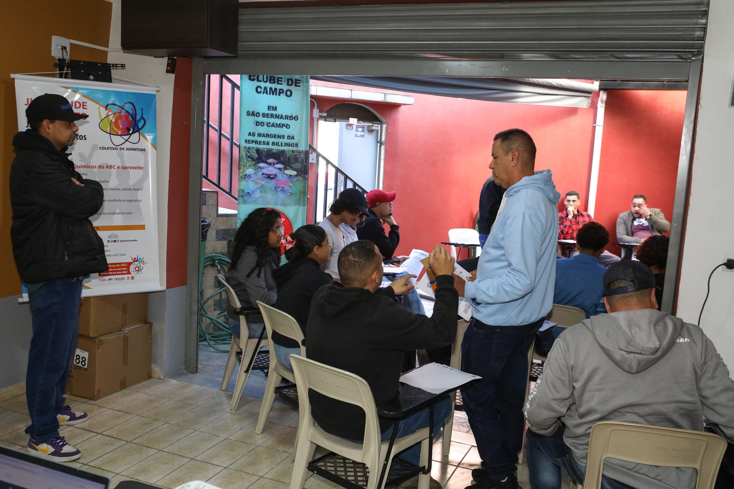 Reunião com a juventude para debate seus direitos e o mercado de trabalho na Regional de Diadema. Rua dos Brilhantes, 232 - Jardim Donini - Centro de Diadema-SP. Fotos Dino Santos. Brasil_19_07_2025.