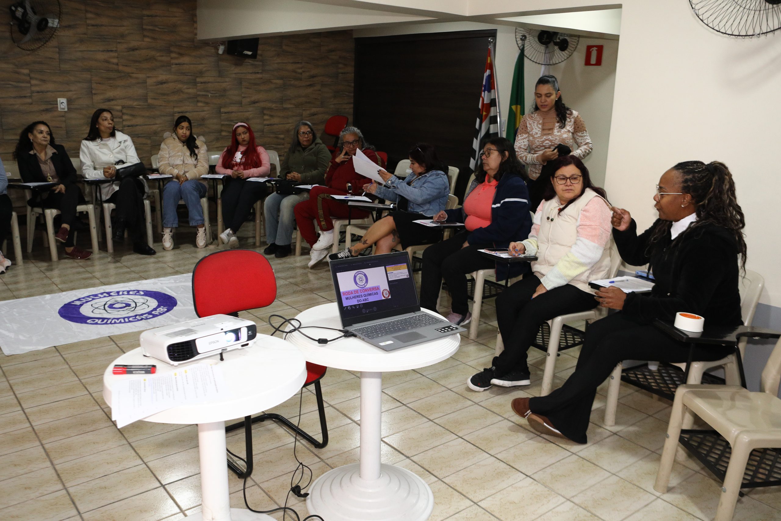 Roda de conversa entre Mulheres Químicas do ABC com o tema. Democracia, conquista e protagonismo feminino realizado na regional de Diadema. Rua dos Brilhantes - Centro de Diadema/SP. Fotos Dino Santos. Brasil_05_07_2025.