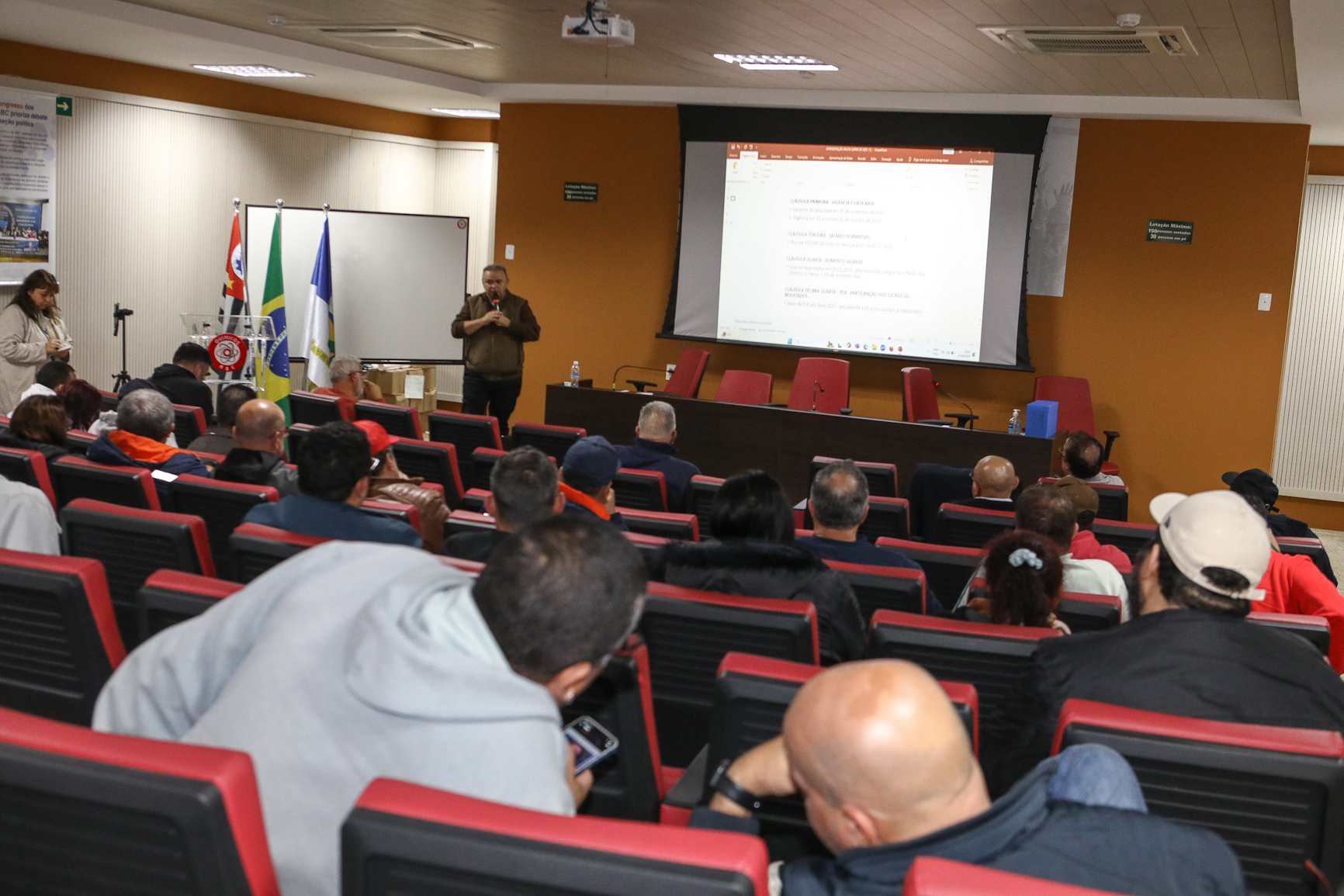 Assembleia para aprovar a pauta da campanha salarial 2025/2026 realizada na Sede do Sindicato dos Químicos do ABC. Rua Senador Fláquer, 813 - Centro de Santo André-SP. Fotos Dino Santos. Brasil_25_09_2025.