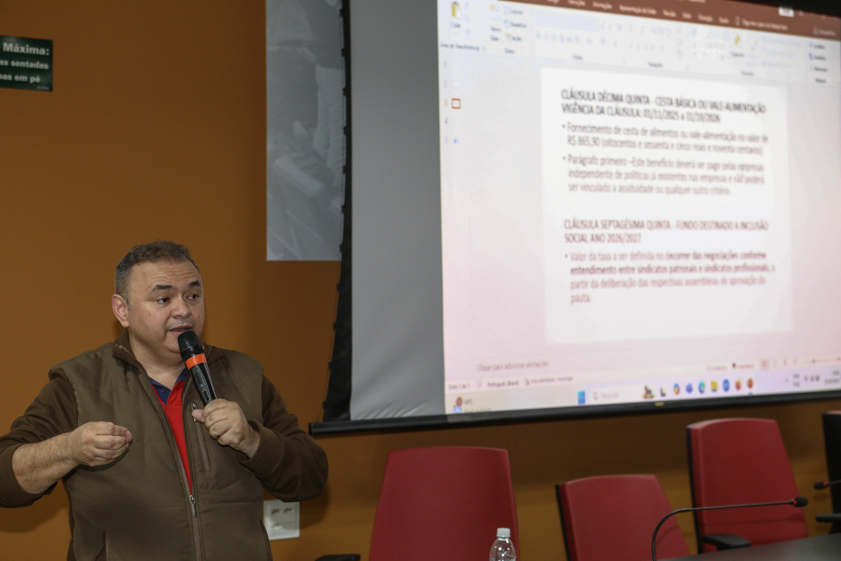 Assembleia para aprovar a pauta da campanha salarial 2025/2026 realizada na Sede do Sindicato dos Químicos do ABC. Rua Senador Fláquer, 813 - Centro de Santo André-SP. Fotos Dino Santos. Brasil_25_09_2025.