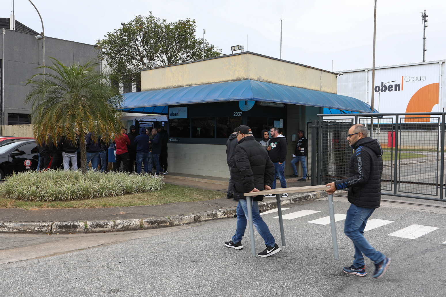 Greve na Oben Group antiga Vitopel por demissão em massa. Av. Av. Ayrton Senna da Silva, 2.036 - Oratório, Mauá-SP. Fotos Dino Santos. Brasil_26_08_2025.
