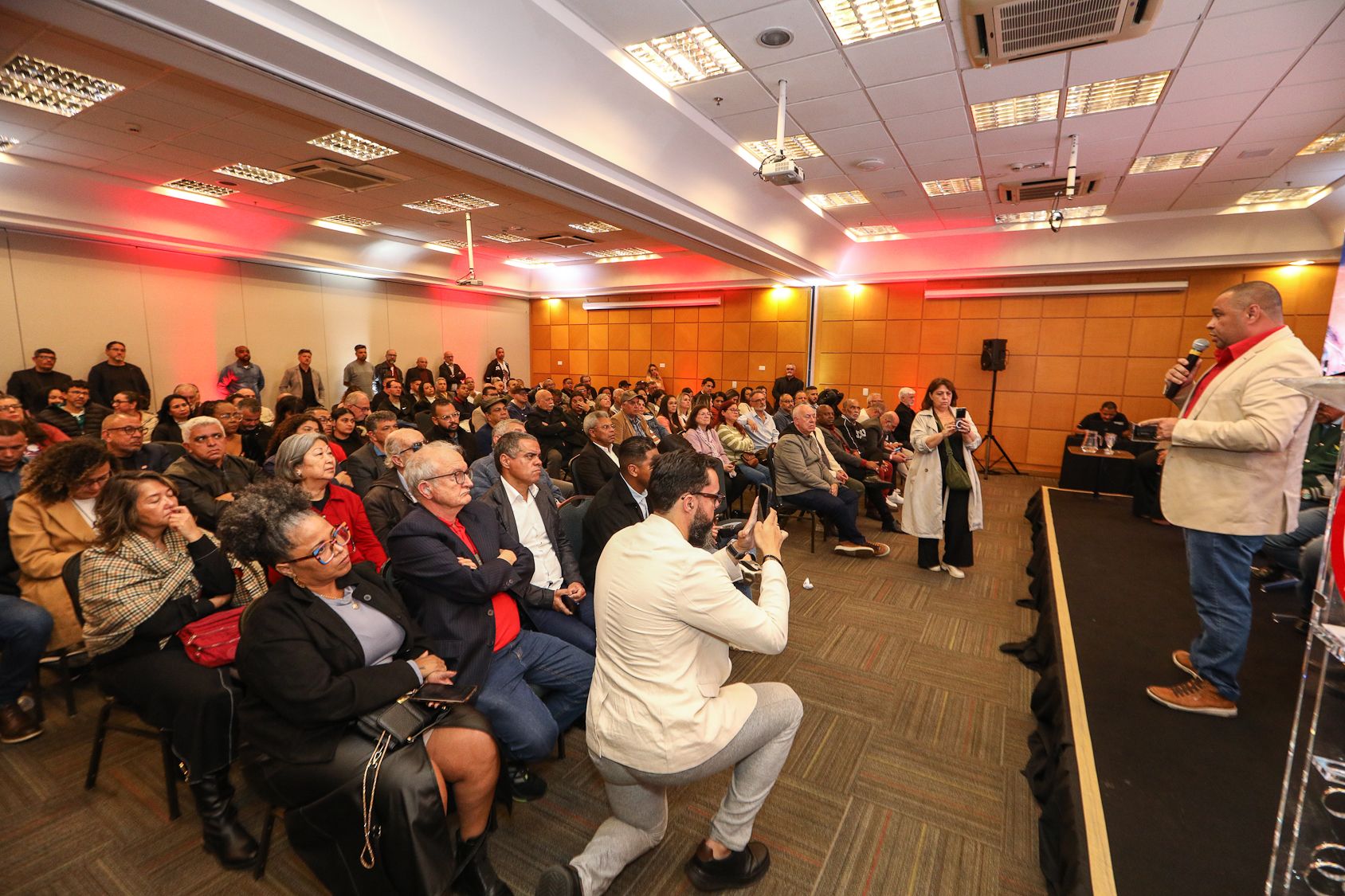 Mesa final de saudações no lançamento rumo aos 90 anos do Sindicato dos Químiocos do ABC realizado no Hotel Braston. Av. Industrial, 885 - Santo André/SP. Fotos Dino Santos. Brasil_10_10_2025.