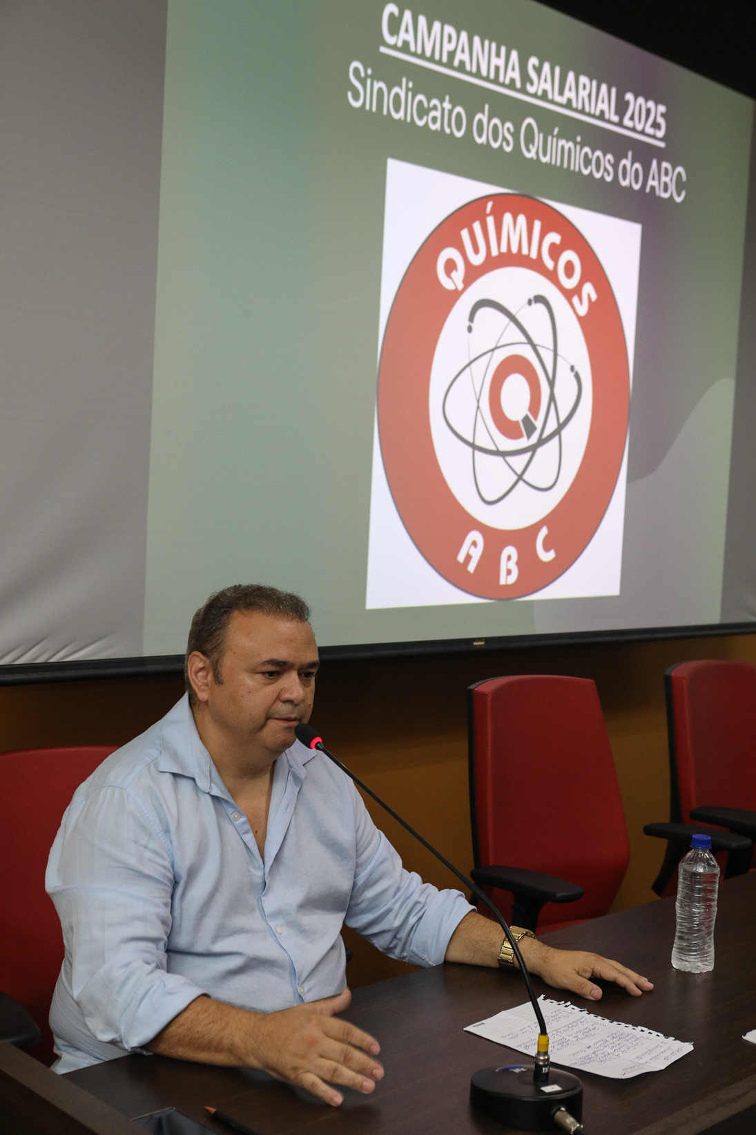 Assembleia com a categoria química do abc para apreciar a proposta da campanha salarial apresentada pela patronal na Sede do Sindicato. Rua Senador Fláquer, 813 - Centro de Santo André. Fotos Dino Santos. Brasil_07_11_2025,