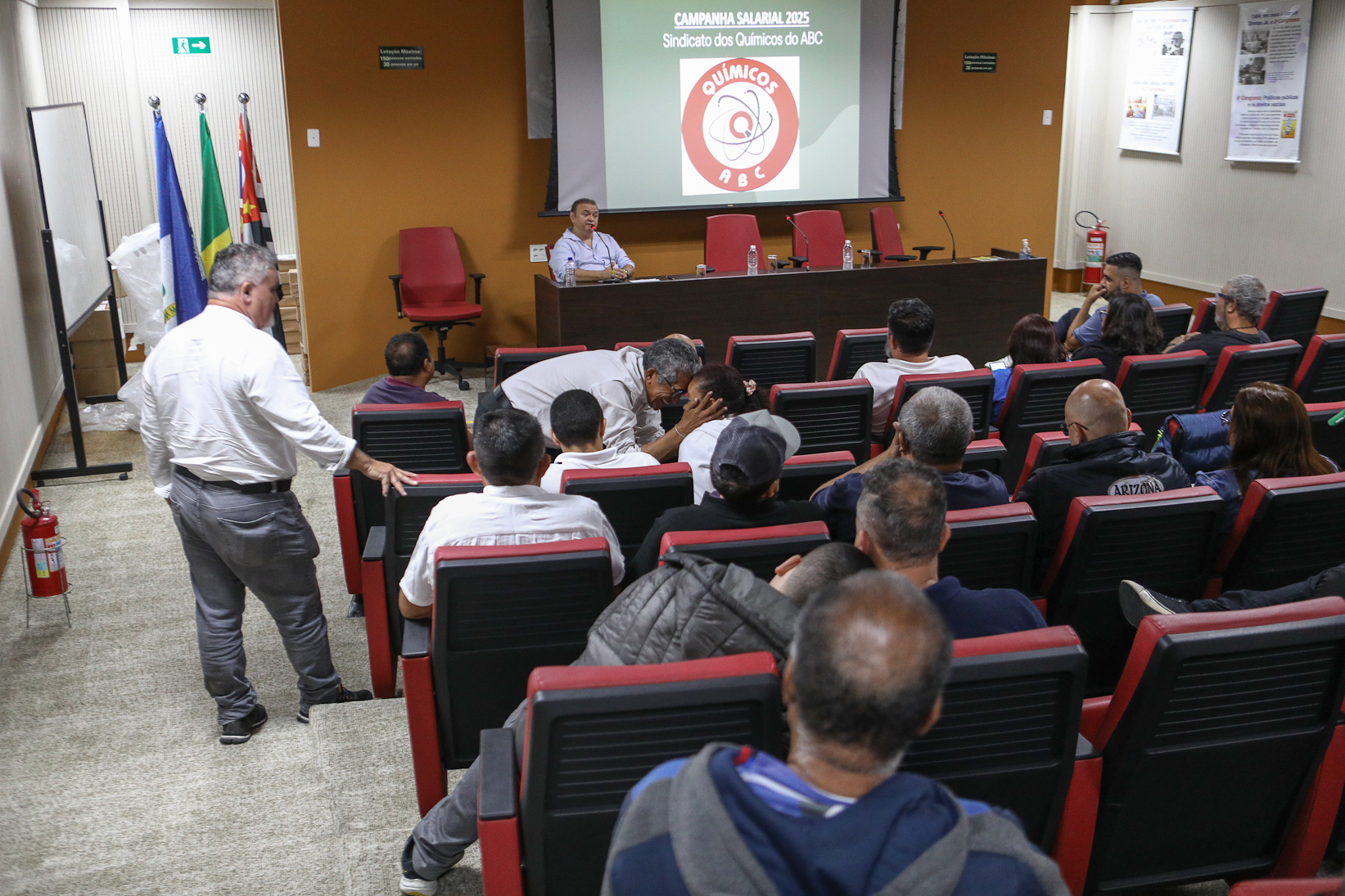 Assembleia com a categoria química do abc para apreciar a proposta da campanha salarial apresentada pela patronal na Sede do Sindicato. Rua Senador Fláquer, 813 - Centro de Santo André. Fotos Dino Santos. Brasil_07_11_2025,