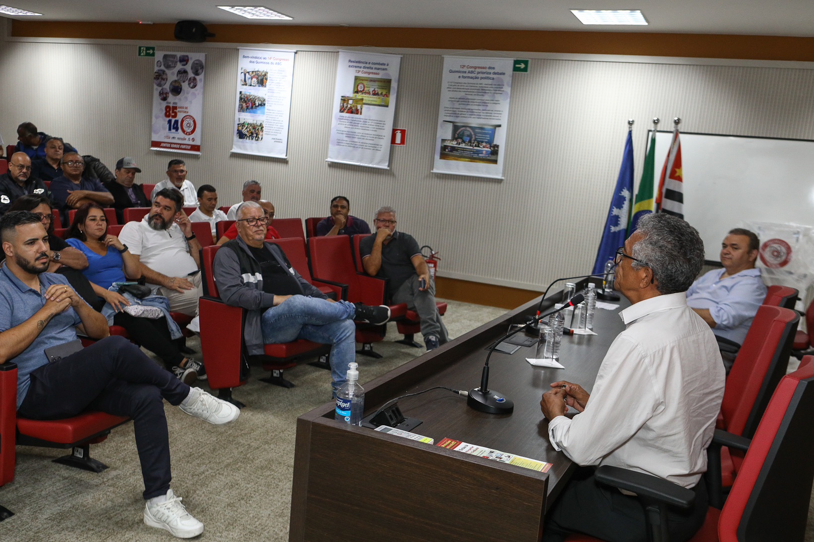 Assembleia com a categoria química do abc para apreciar a proposta da campanha salarial apresentada pela patronal na Sede do Sindicato. Rua Senador Fláquer, 813 - Centro de Santo André. Fotos Dino Santos. Brasil_07_11_2025,