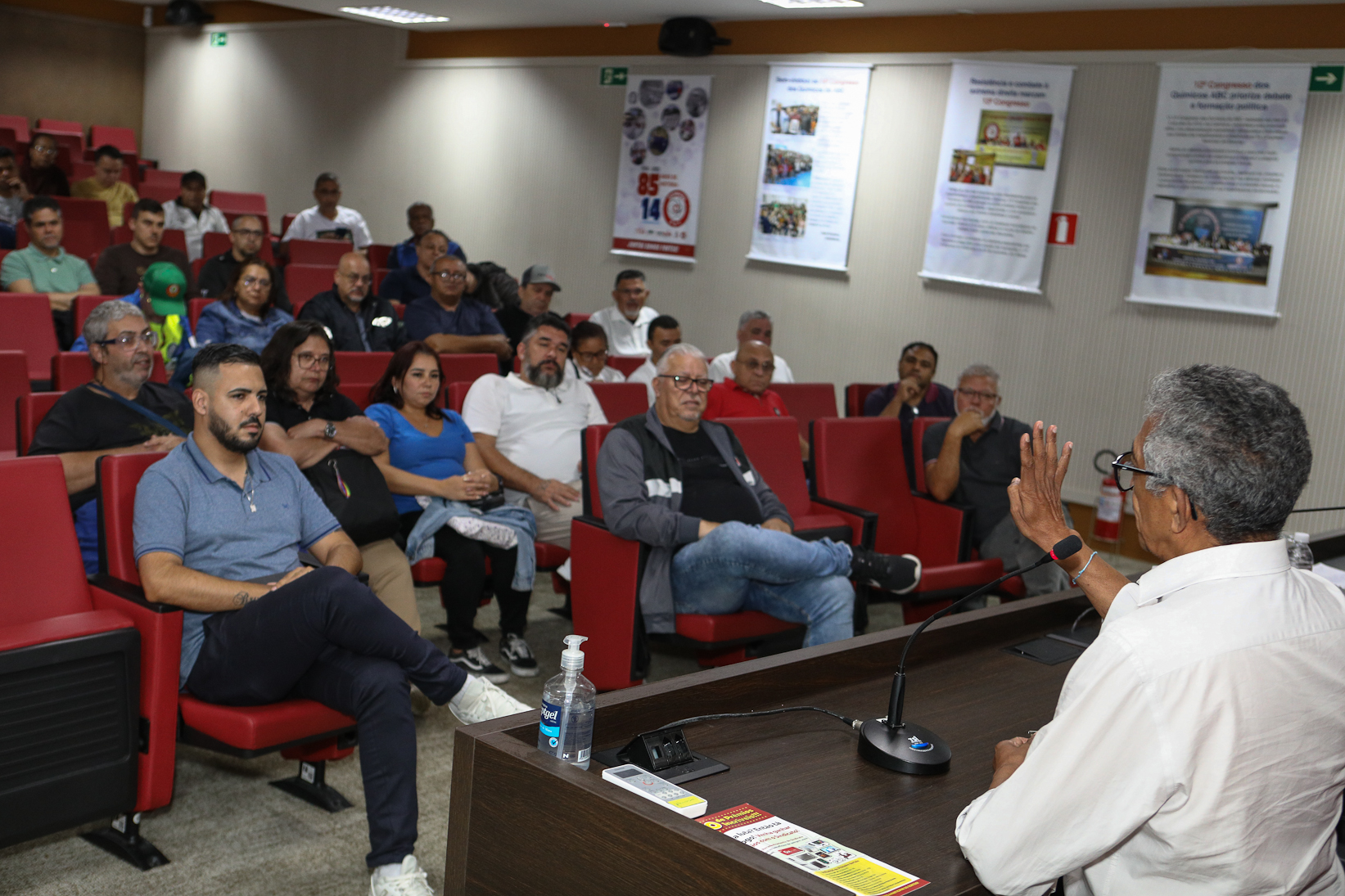 Assembleia com a categoria química do abc para apreciar a proposta da campanha salarial apresentada pela patronal na Sede do Sindicato. Rua Senador Fláquer, 813 - Centro de Santo André. Fotos Dino Santos. Brasil_07_11_2025,