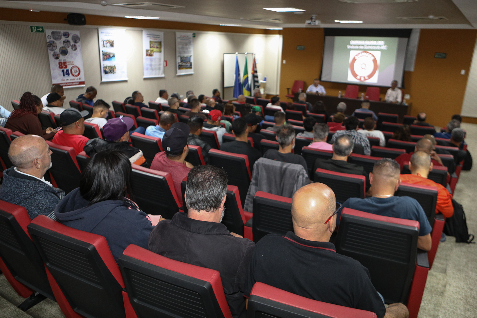 Assembleia com a categoria química do abc para apreciar a proposta da campanha salarial apresentada pela patronal na Sede do Sindicato. Rua Senador Fláquer, 813 - Centro de Santo André. Fotos Dino Santos. Brasil_07_11_2025,